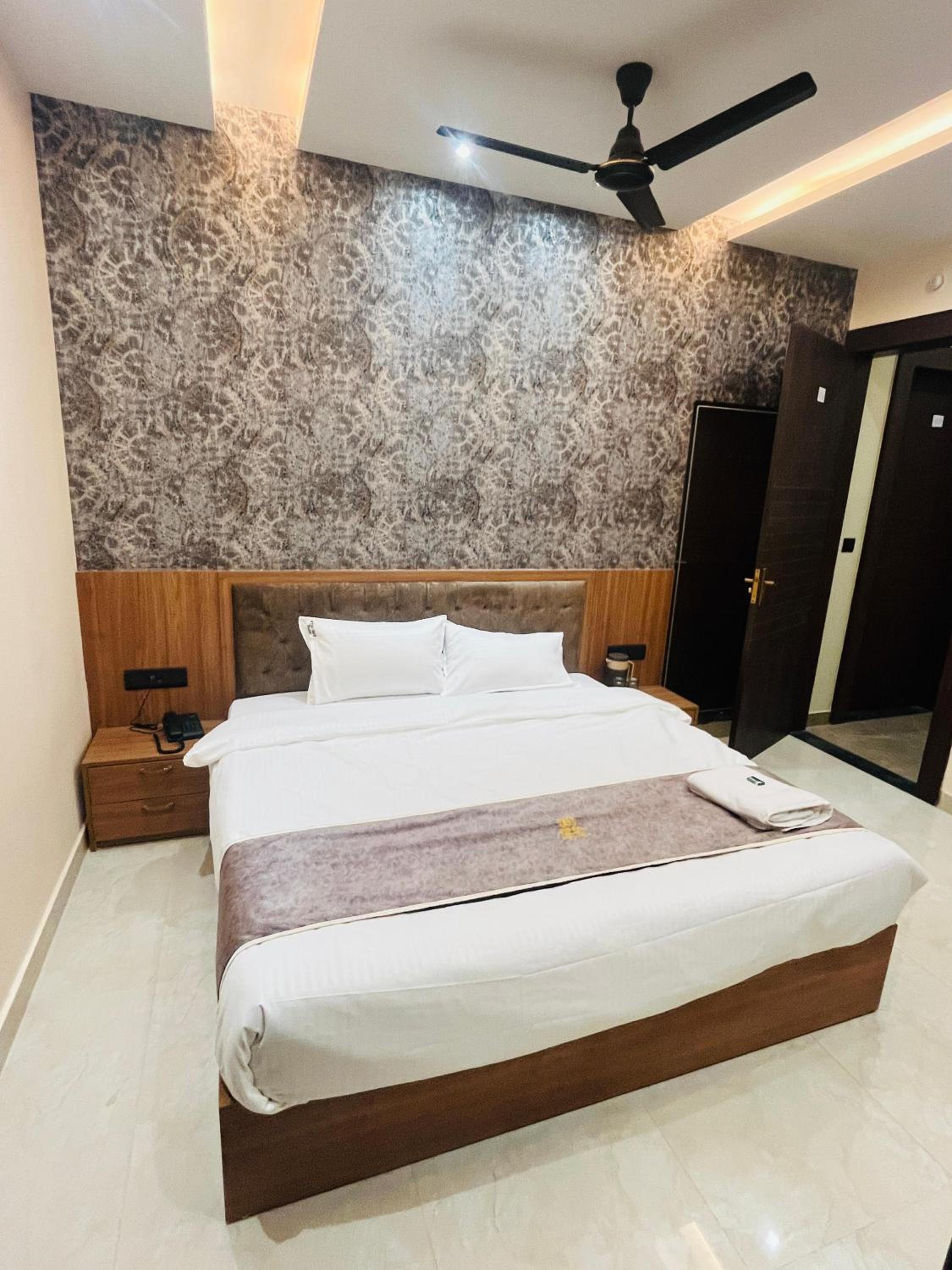 Deluxe Room - Photo 13