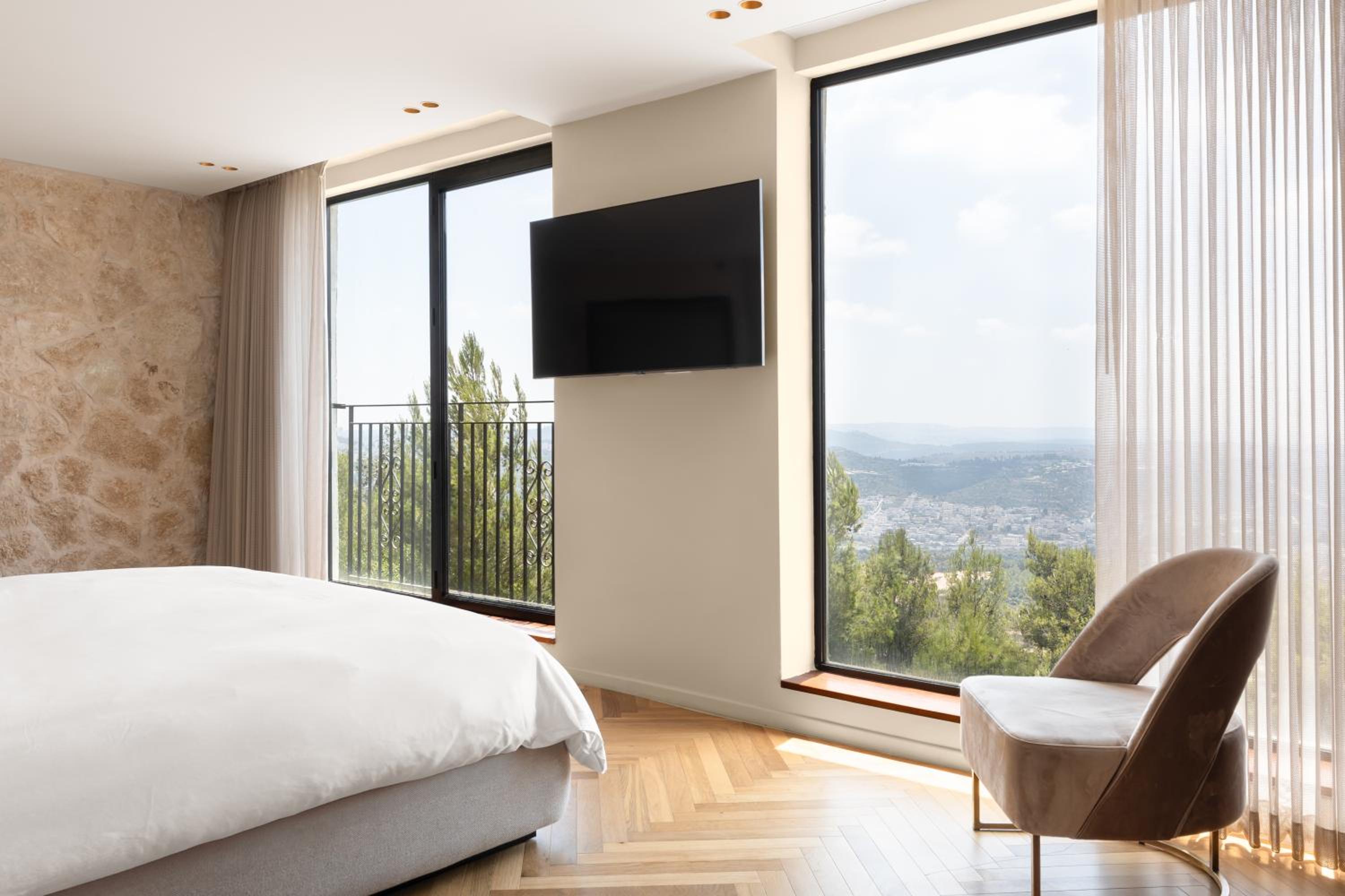 Junior Suite with Mountain View ( No Pool, No Hot Tub)