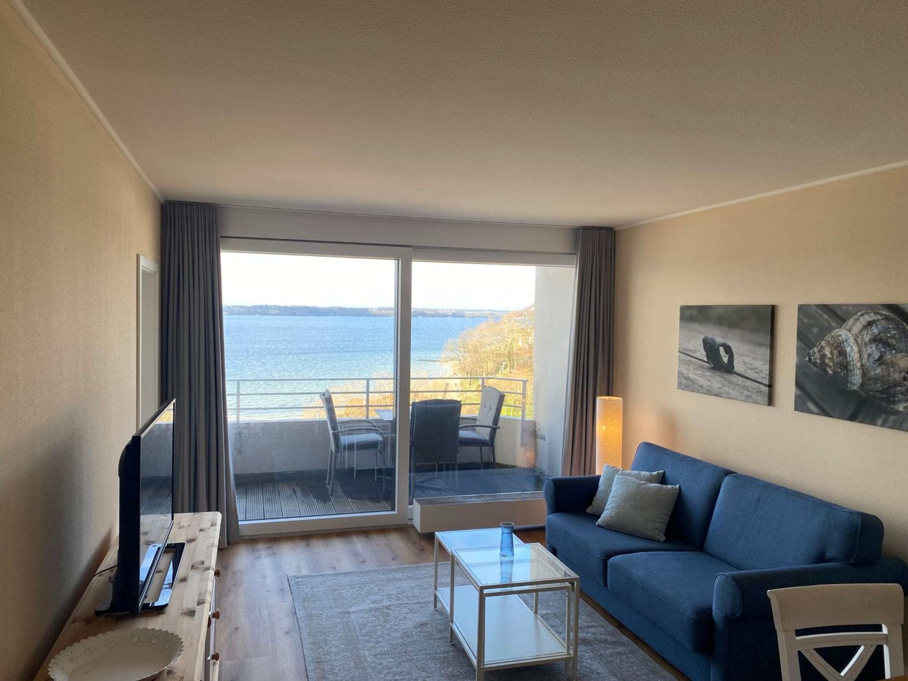One-Bedroom Apartment with Lake View photo 2