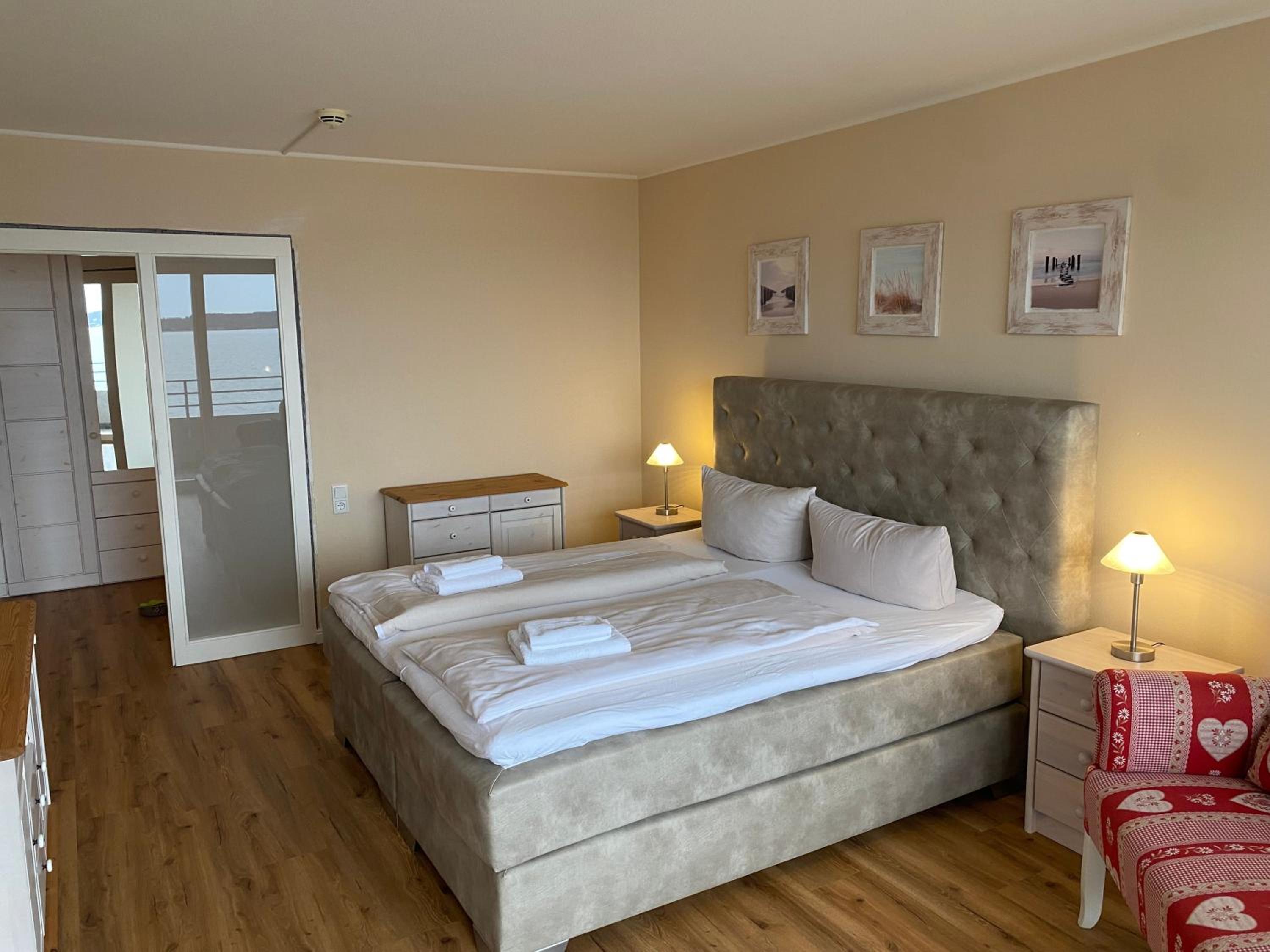 One-Bedroom Apartment with Lake View photo 3