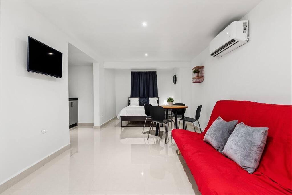 One-Bedroom Apartment photo 1