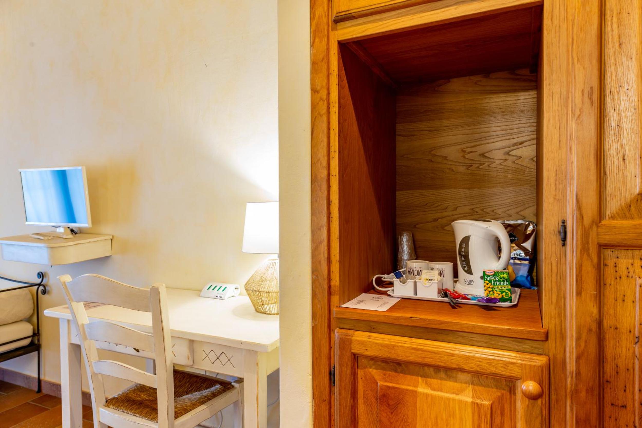 Deluxe Double Room with Balcony - Photo 6