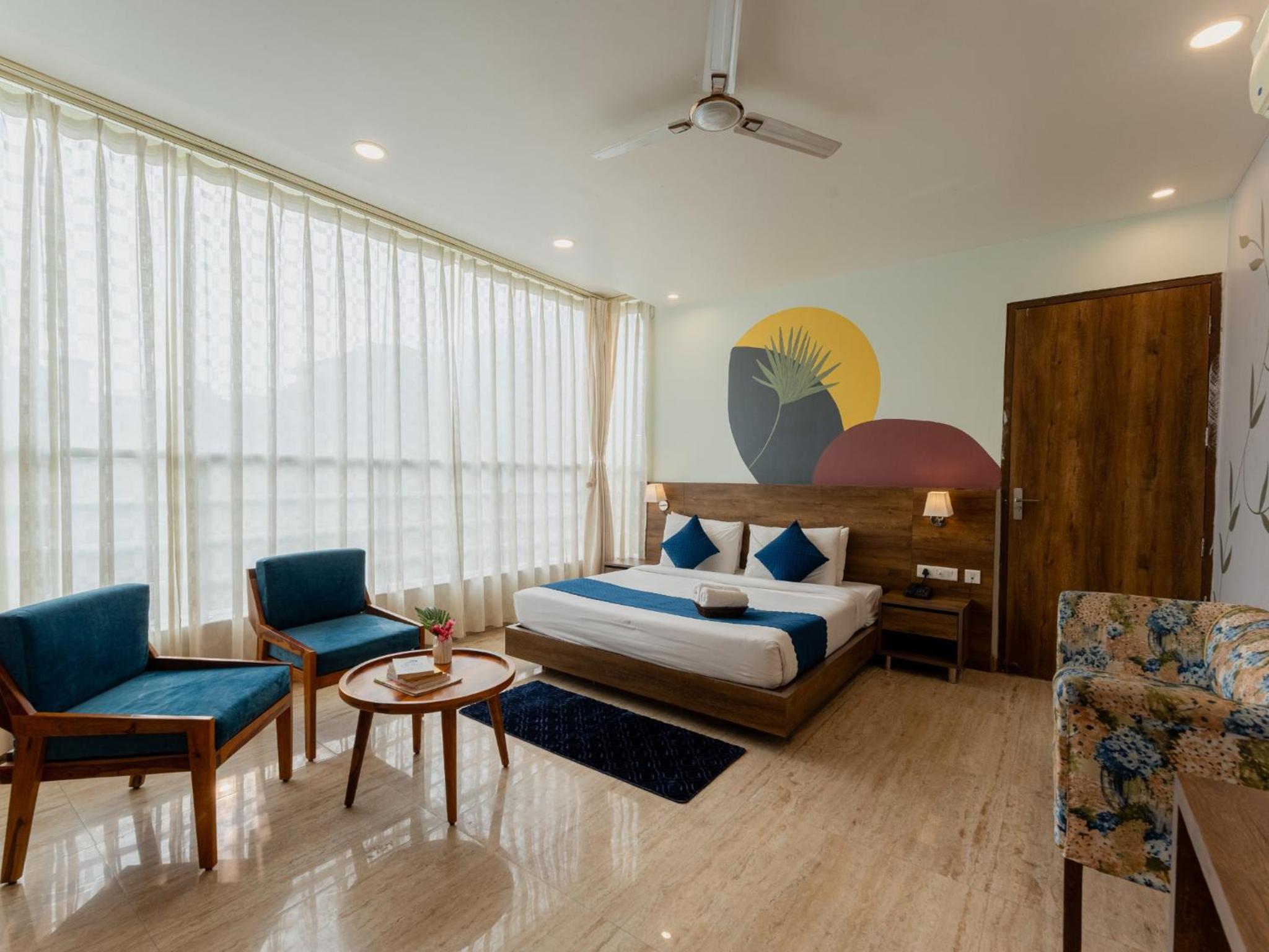 Superior Family Room photo 1