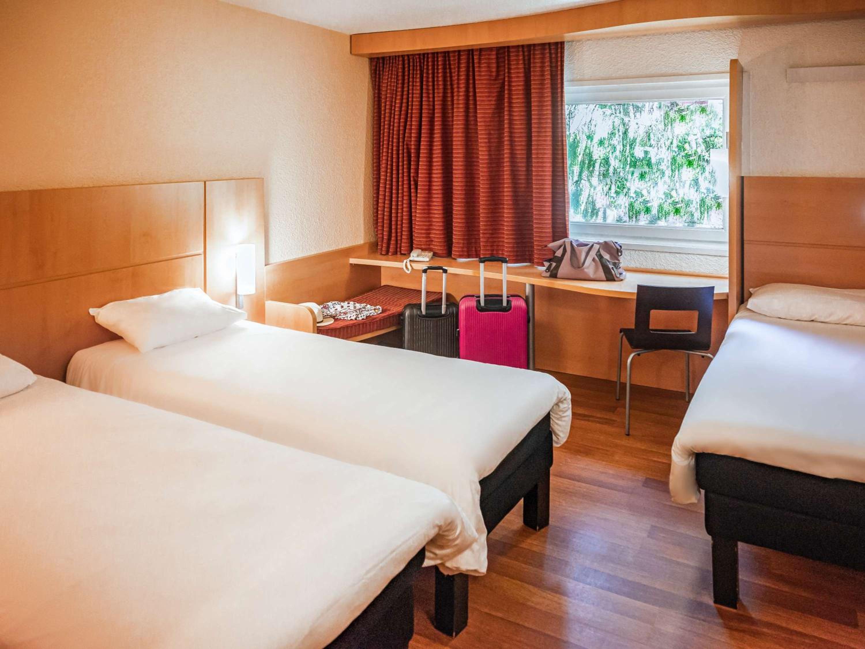 Standard Room With Three Single Beds - Photo 2