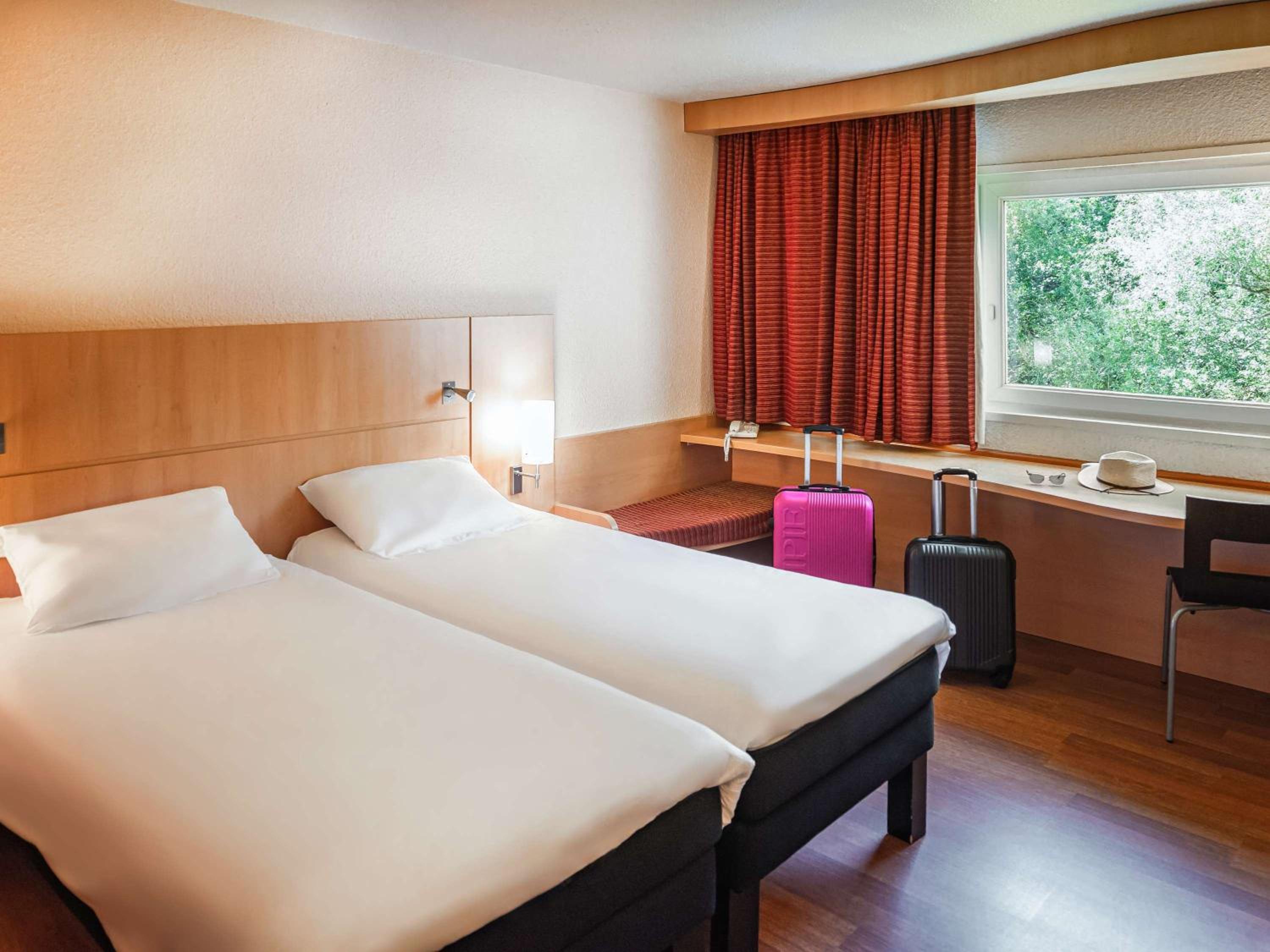 Standard Twin Room - Photo 1