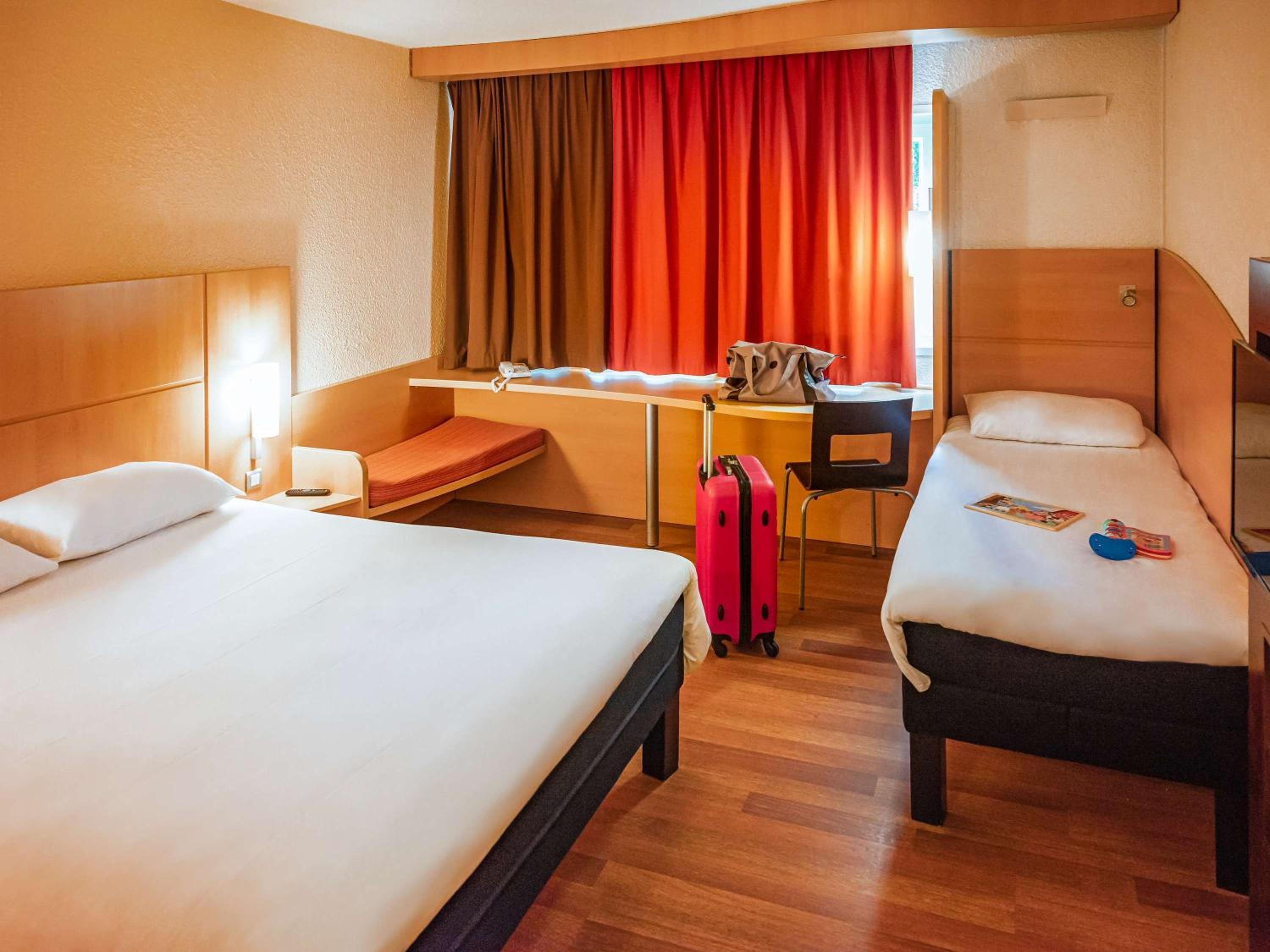 Standard Room with One Double Bed and One Single Bed - Photo 9