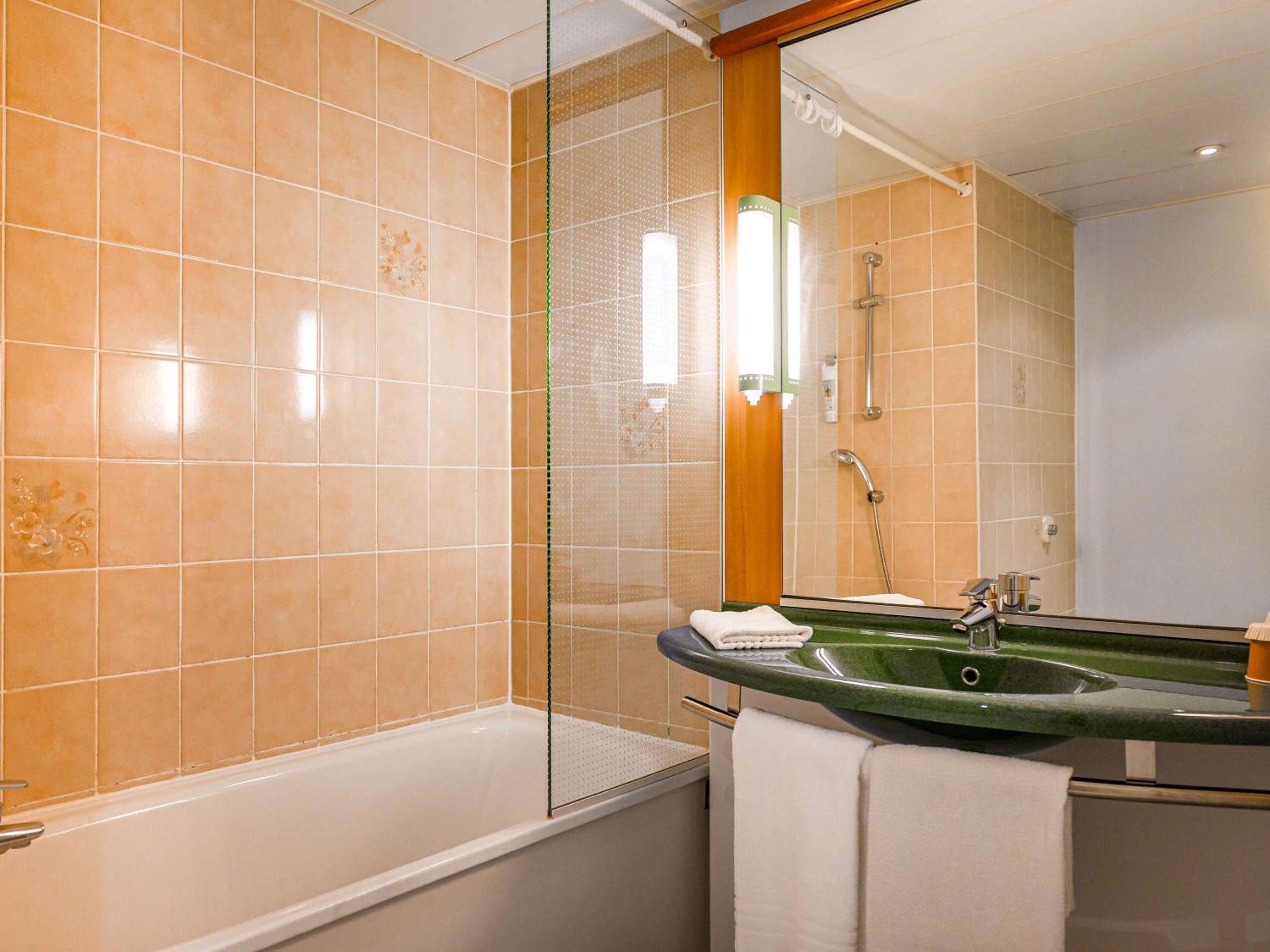 Standard Room with One Double Bed and One Single Bed - Photo 8