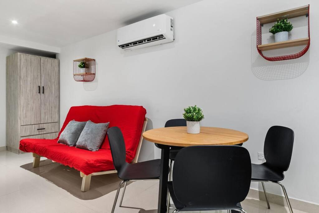 One-Bedroom Apartment photo 3