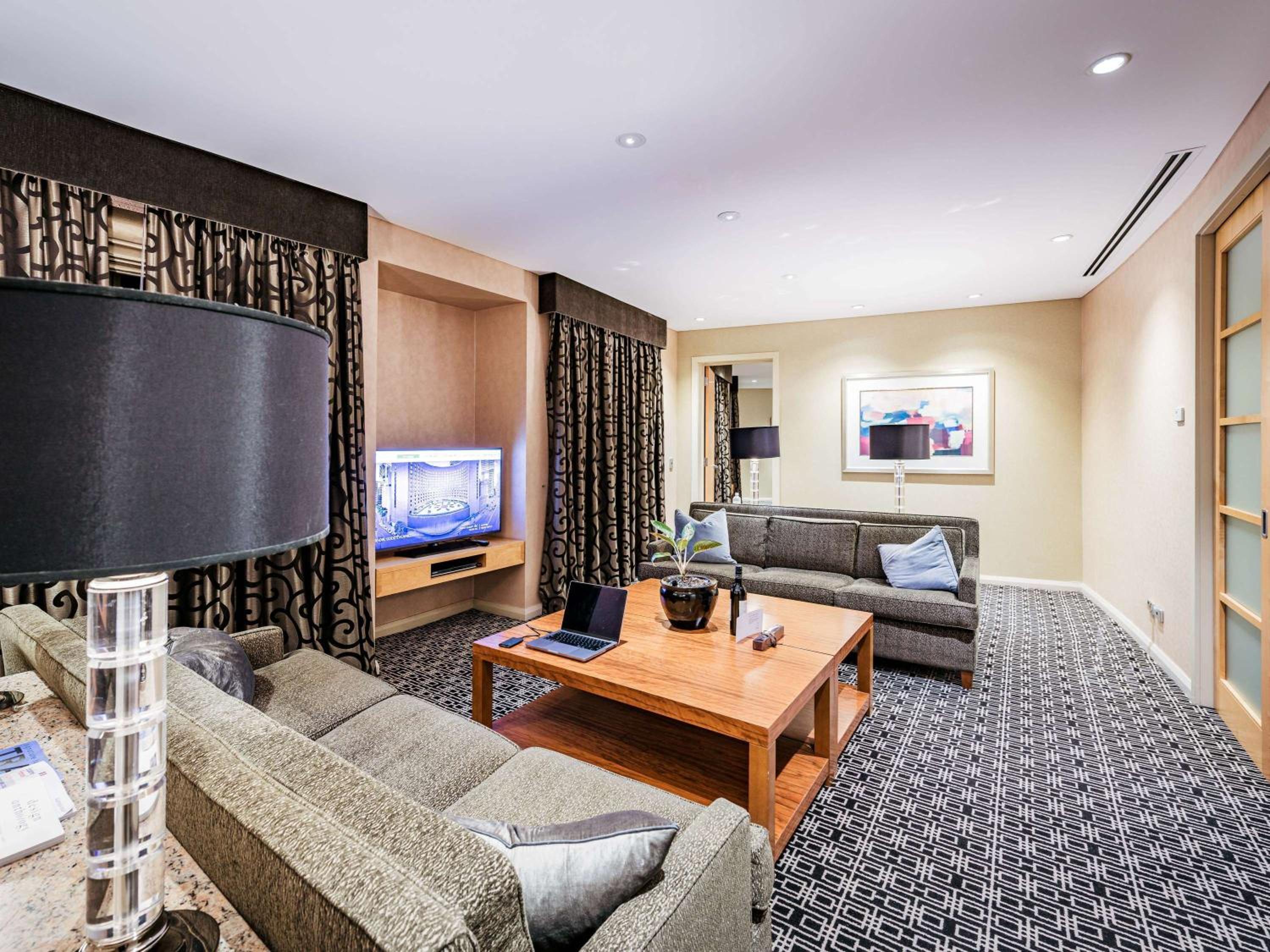 Wentworth King Suite with Club Sofitel Access thumbnail 6