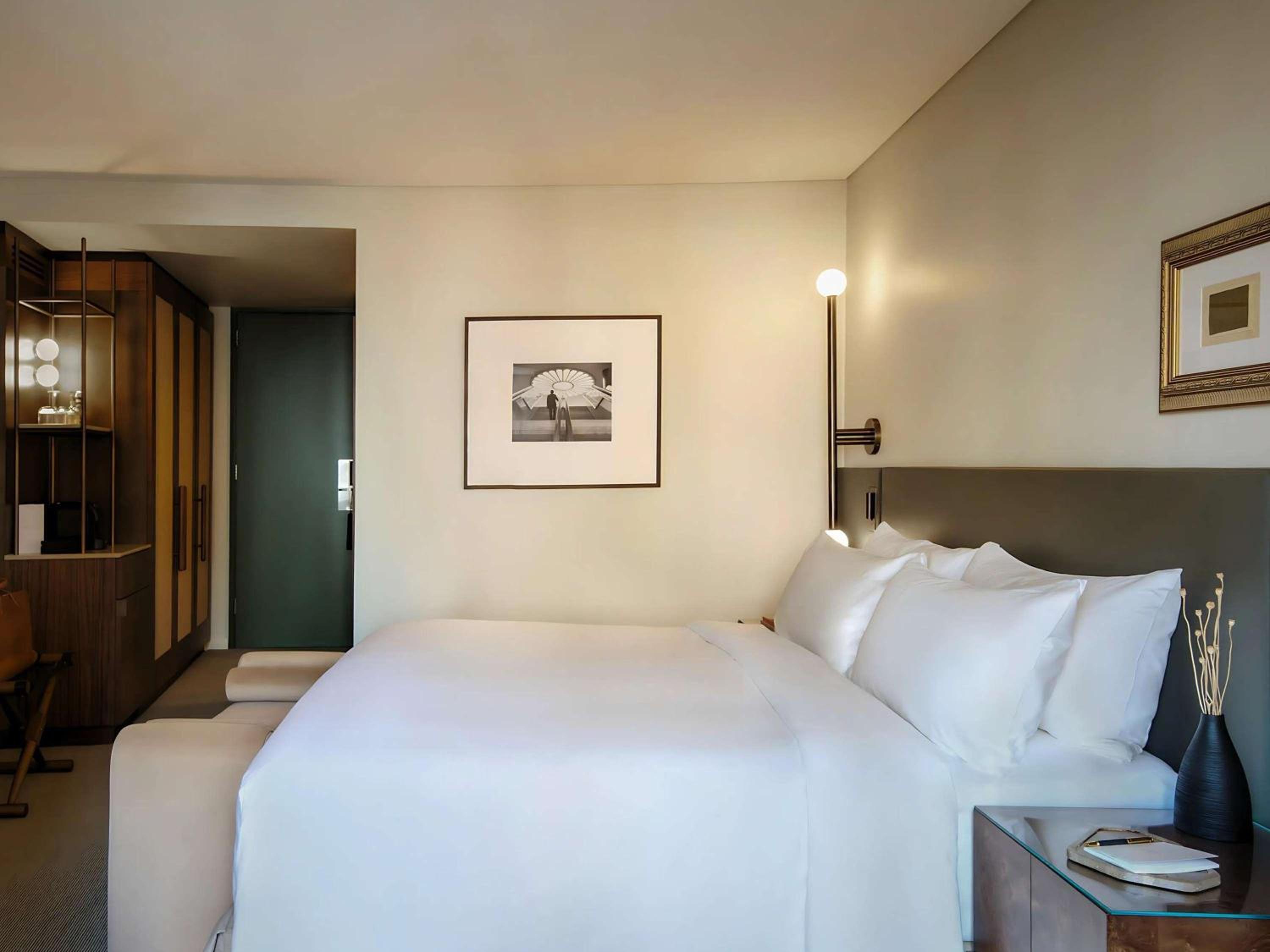 Superior Room with Two Double Beds thumbnail 6