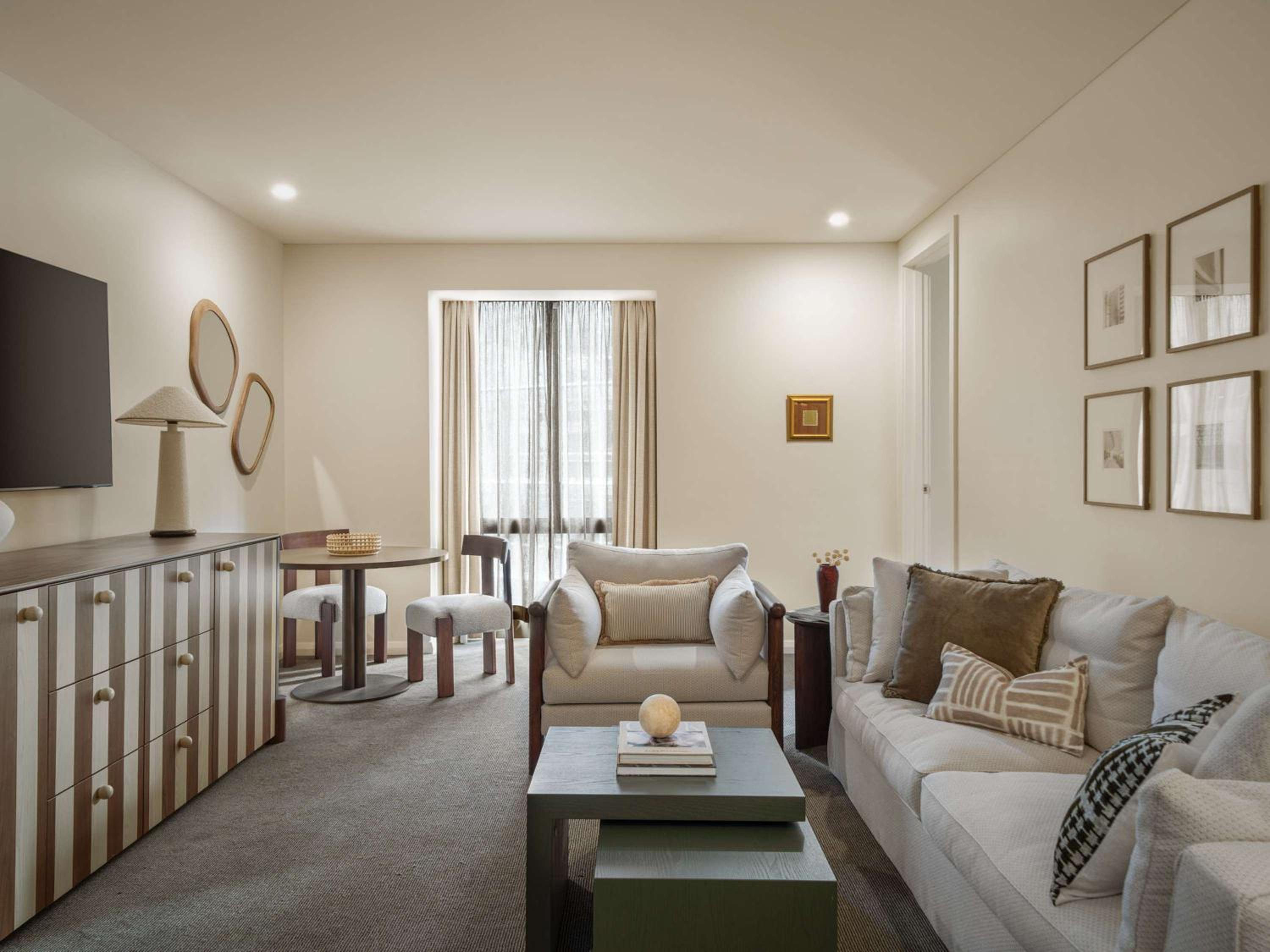 PRESTIGE SUITE, Club Sofitel Access, 1 King Size Bed, Separate Living Room