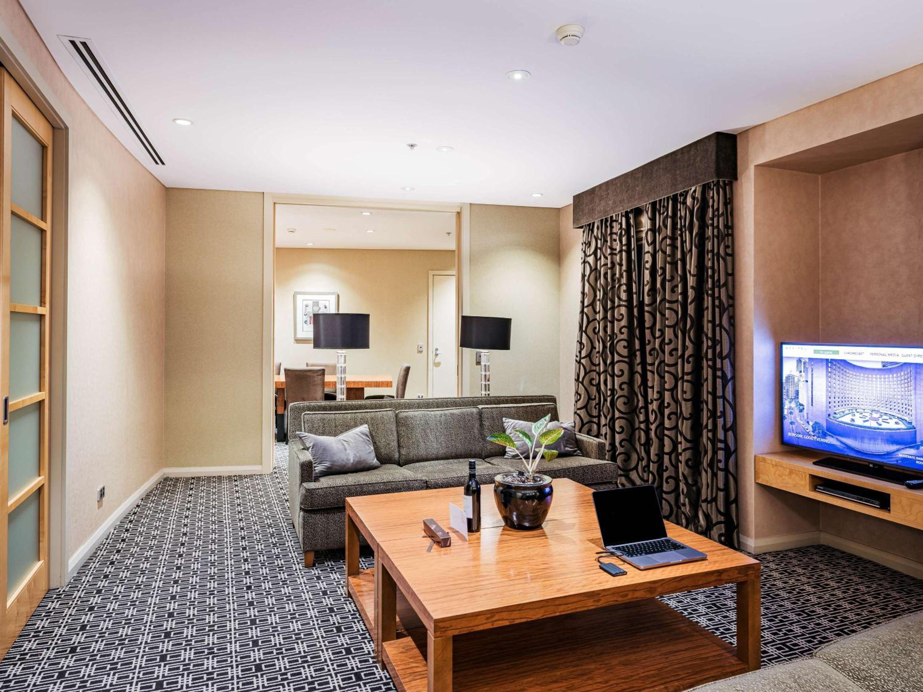 Wentworth King Suite with Club Sofitel Access thumbnail 5