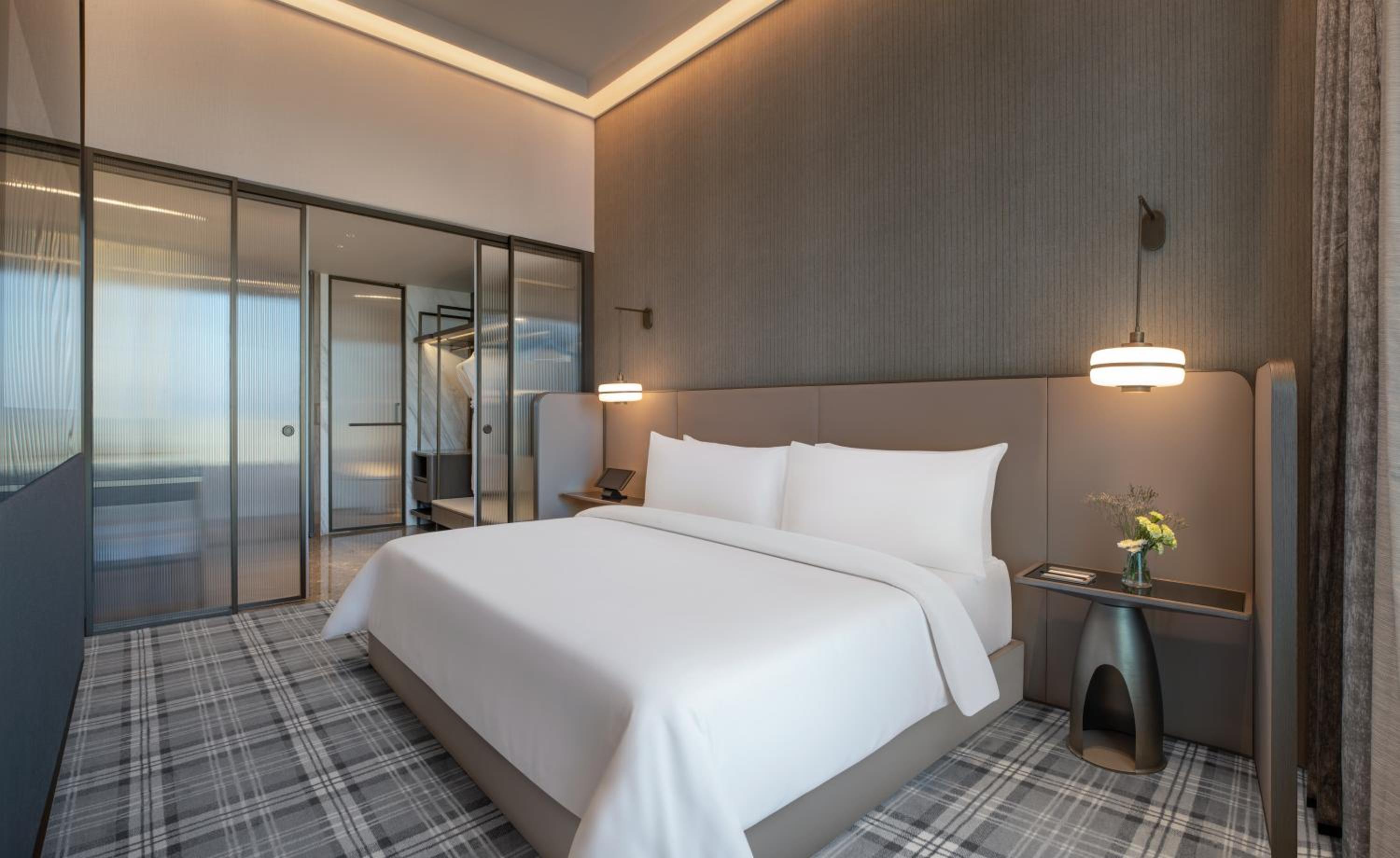 Club 2 Bay Suite with Complementary - Lounge Access (High Tea & Happy Hours), 4 pieces Laundry per Day and Two-way Airport Transfers
