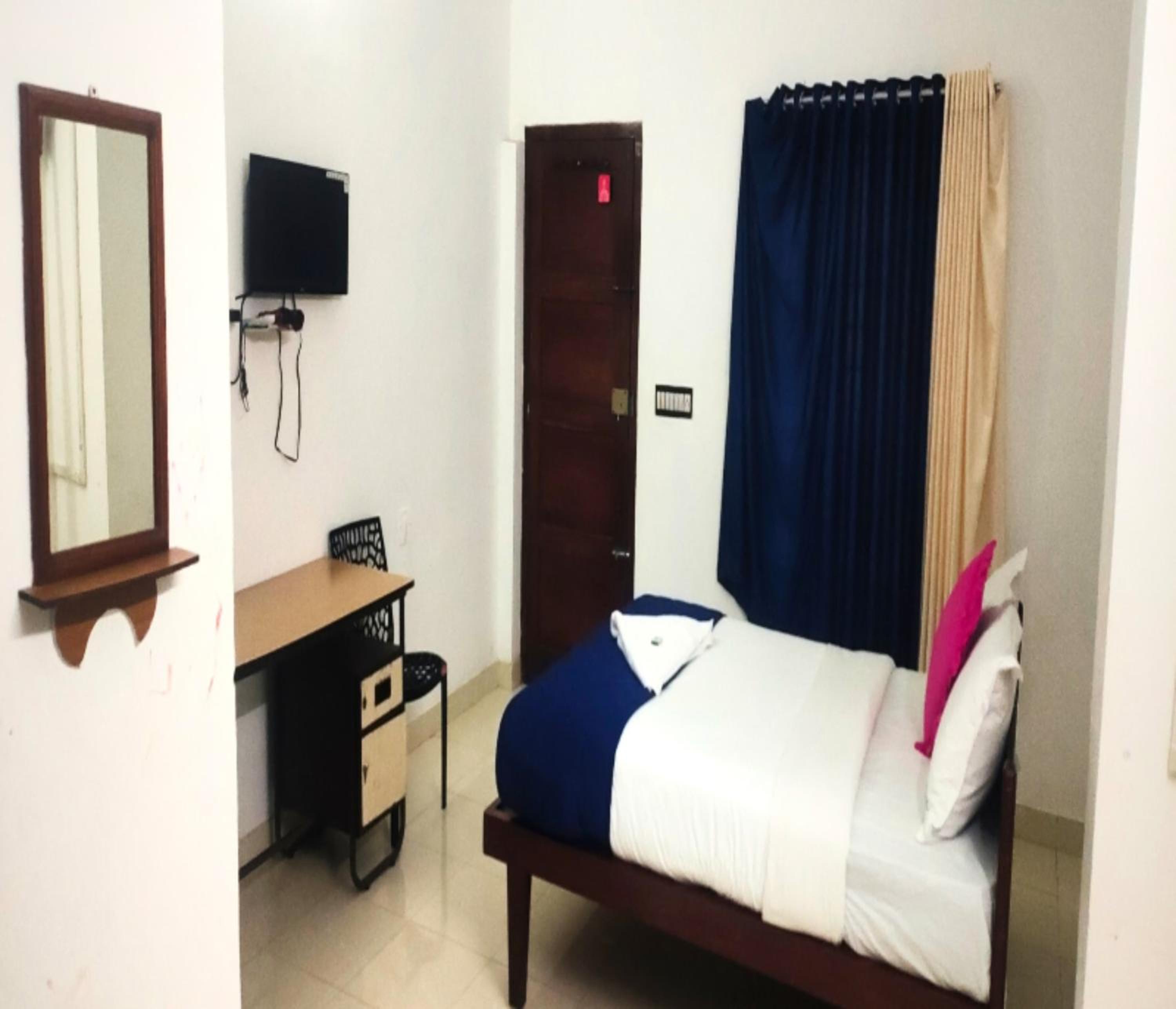 Deluxe Room - Photo 5
