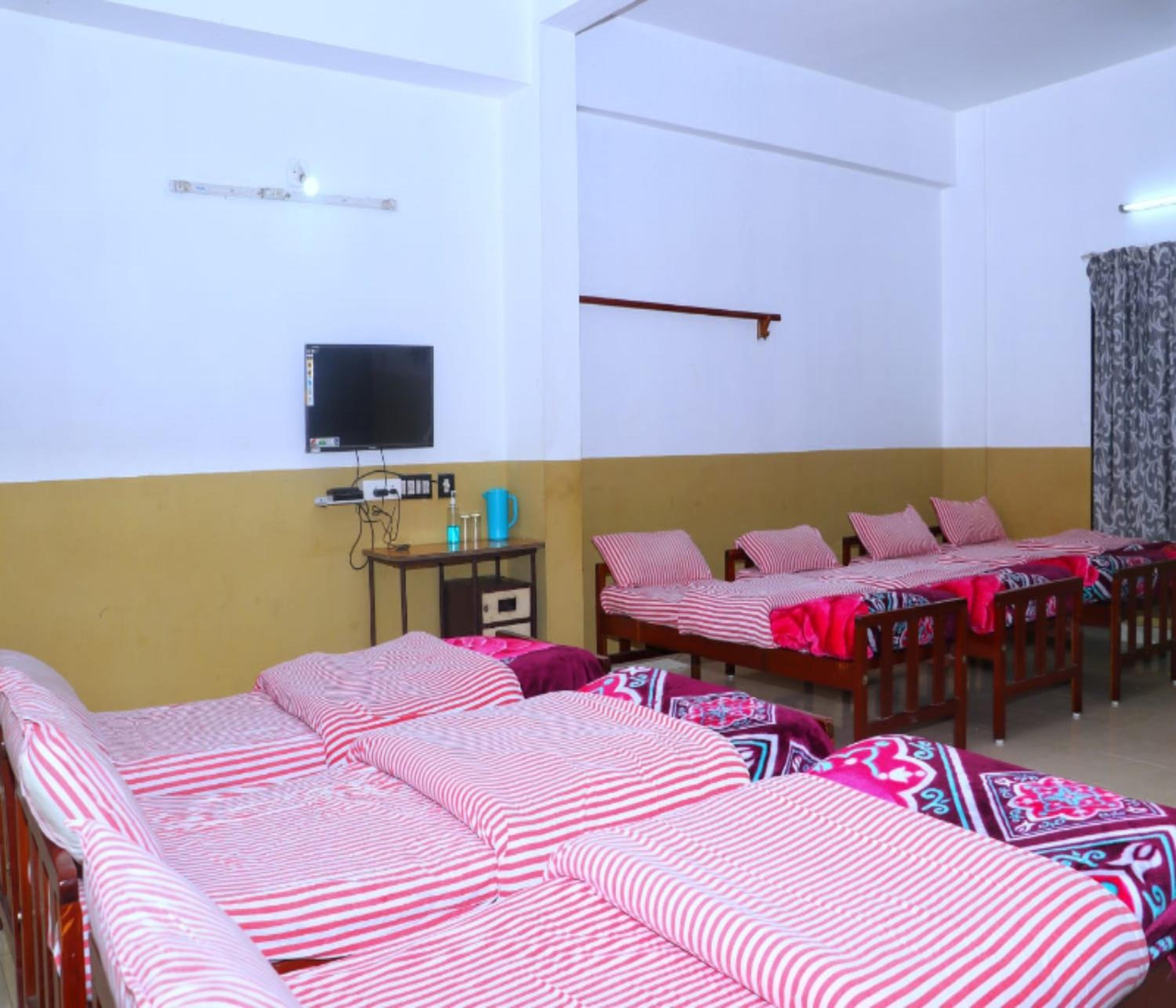 10-Bed Mixed Dormitory Room