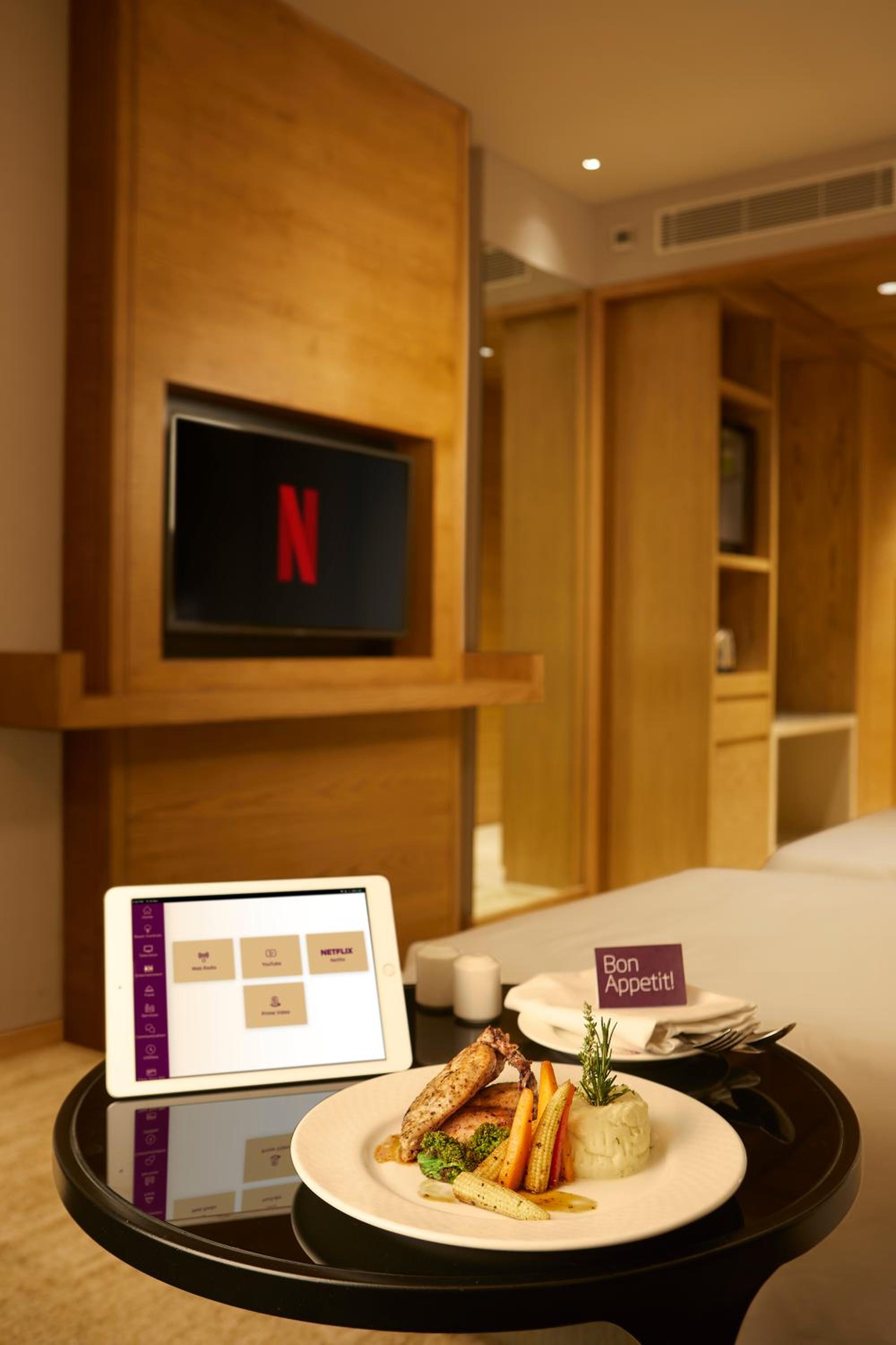 Premier Family Room thumbnail 5