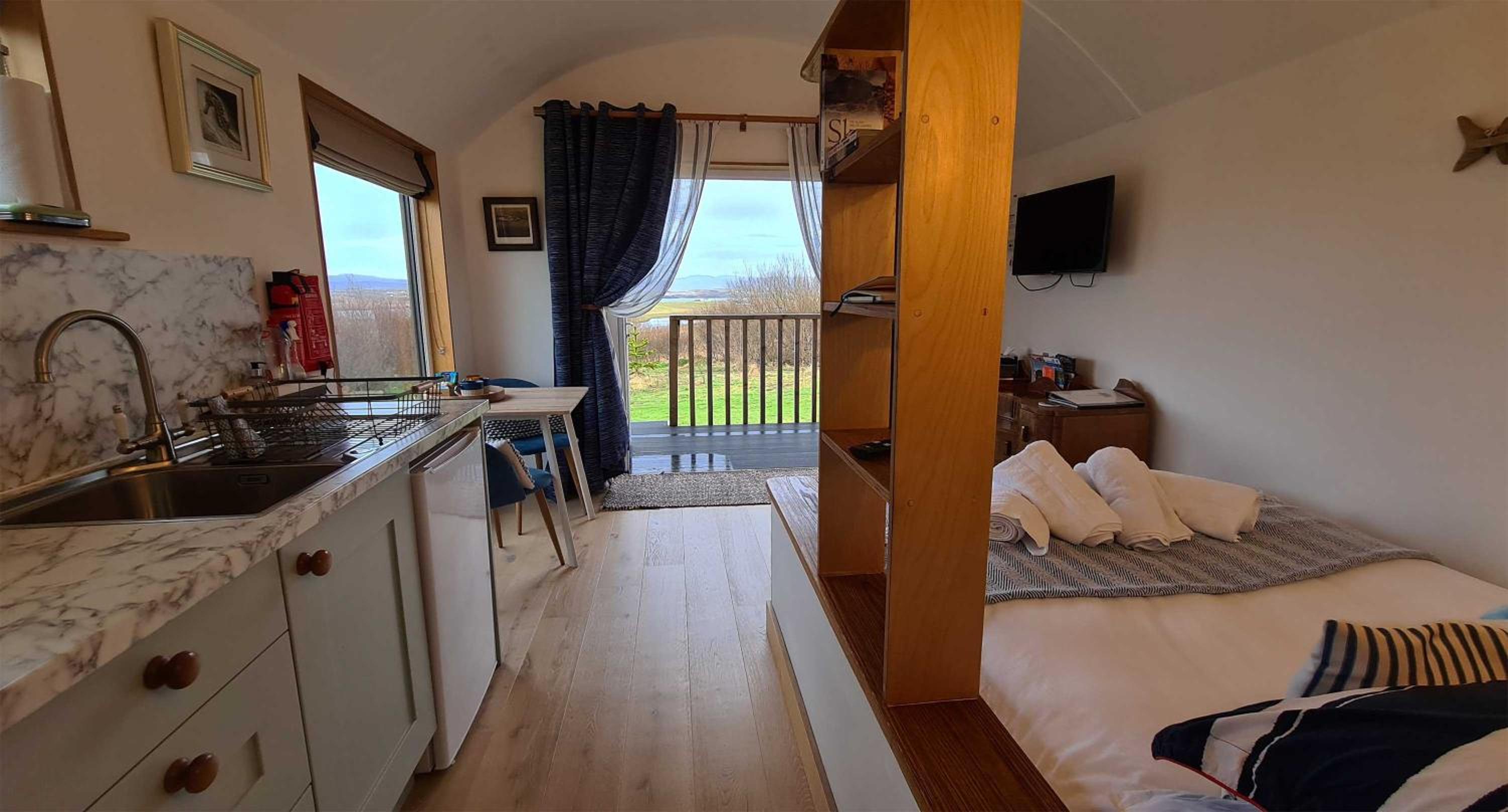 One-Bedroom House photo 1