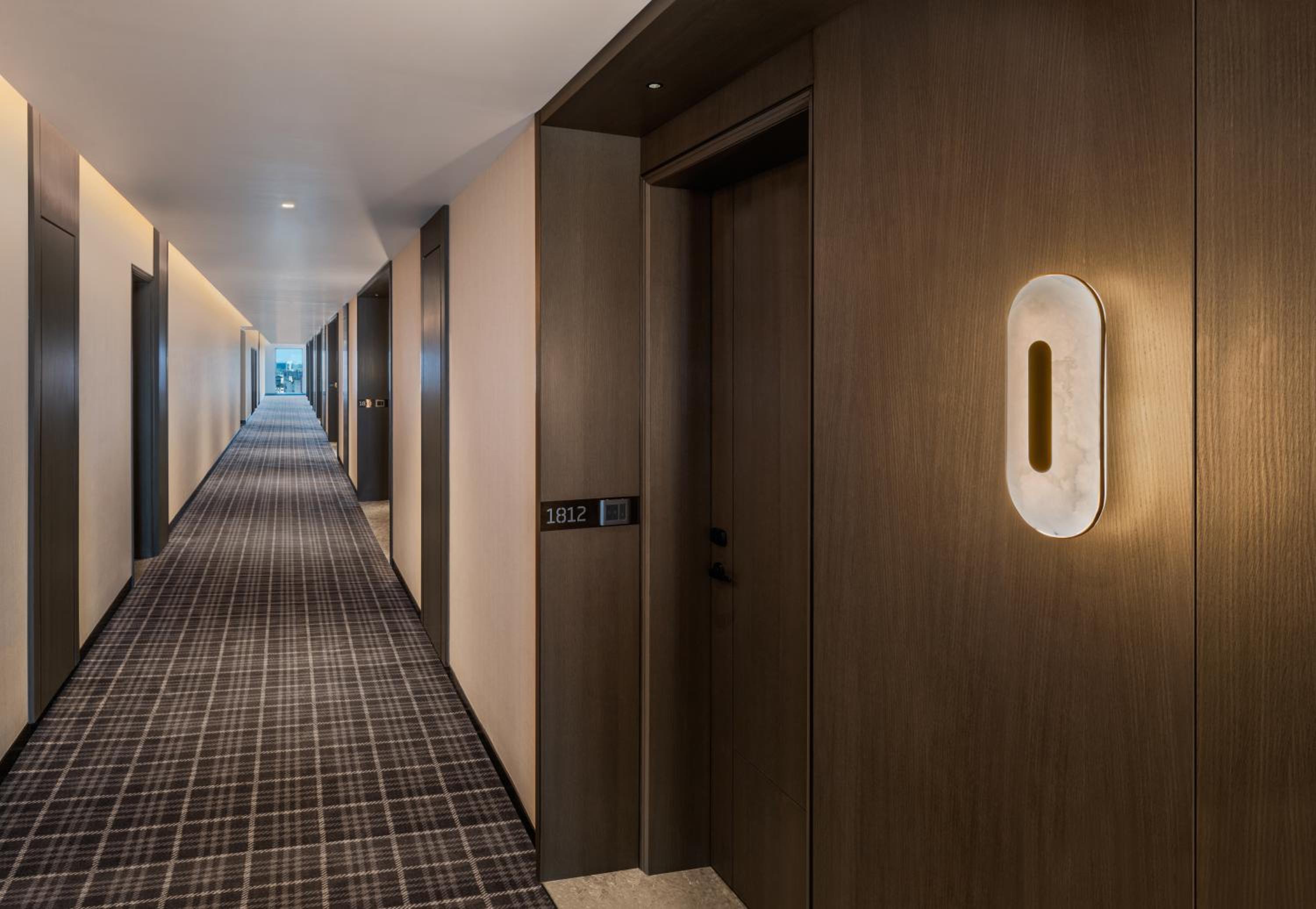 Club Room with Complementary - Lounge Access (High Tea & Happy Hours) and 4 pieces Laundry per Day thumbnail 5