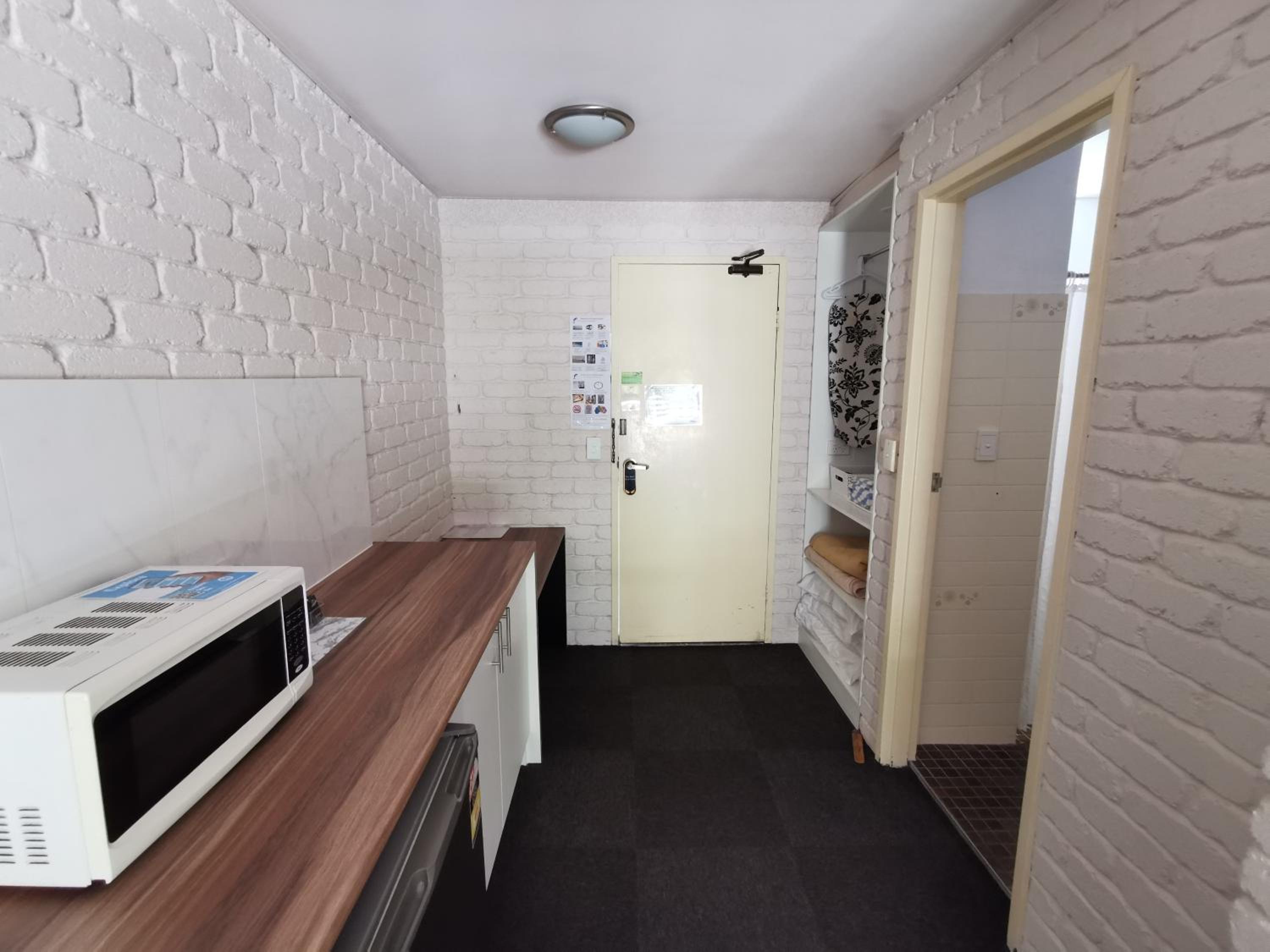 Twin Room with Pool View (Upper Floor) - Photo 9