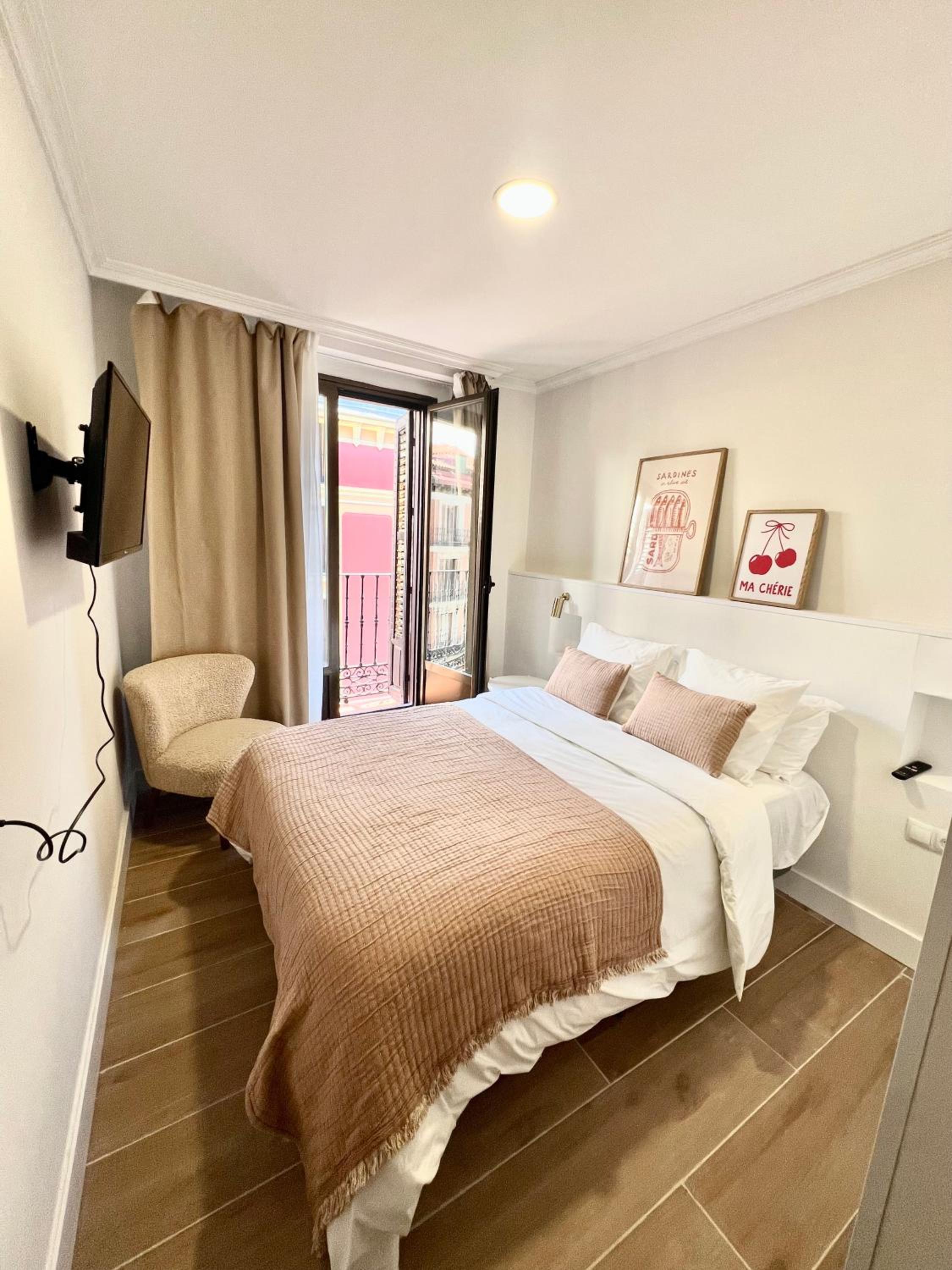 Deluxe Double Room with Balcony photo 2