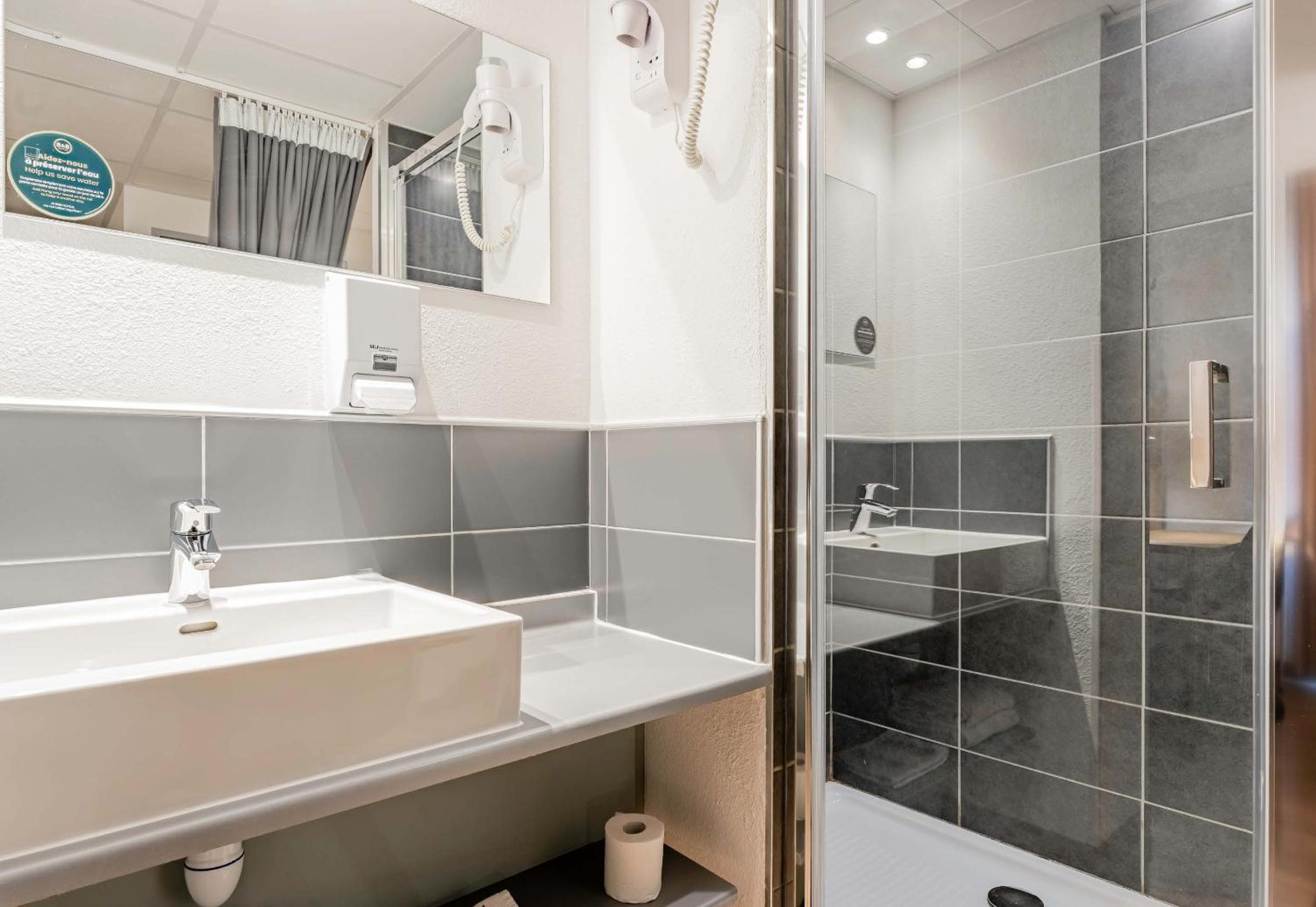 Standard Double Room - Photo 3