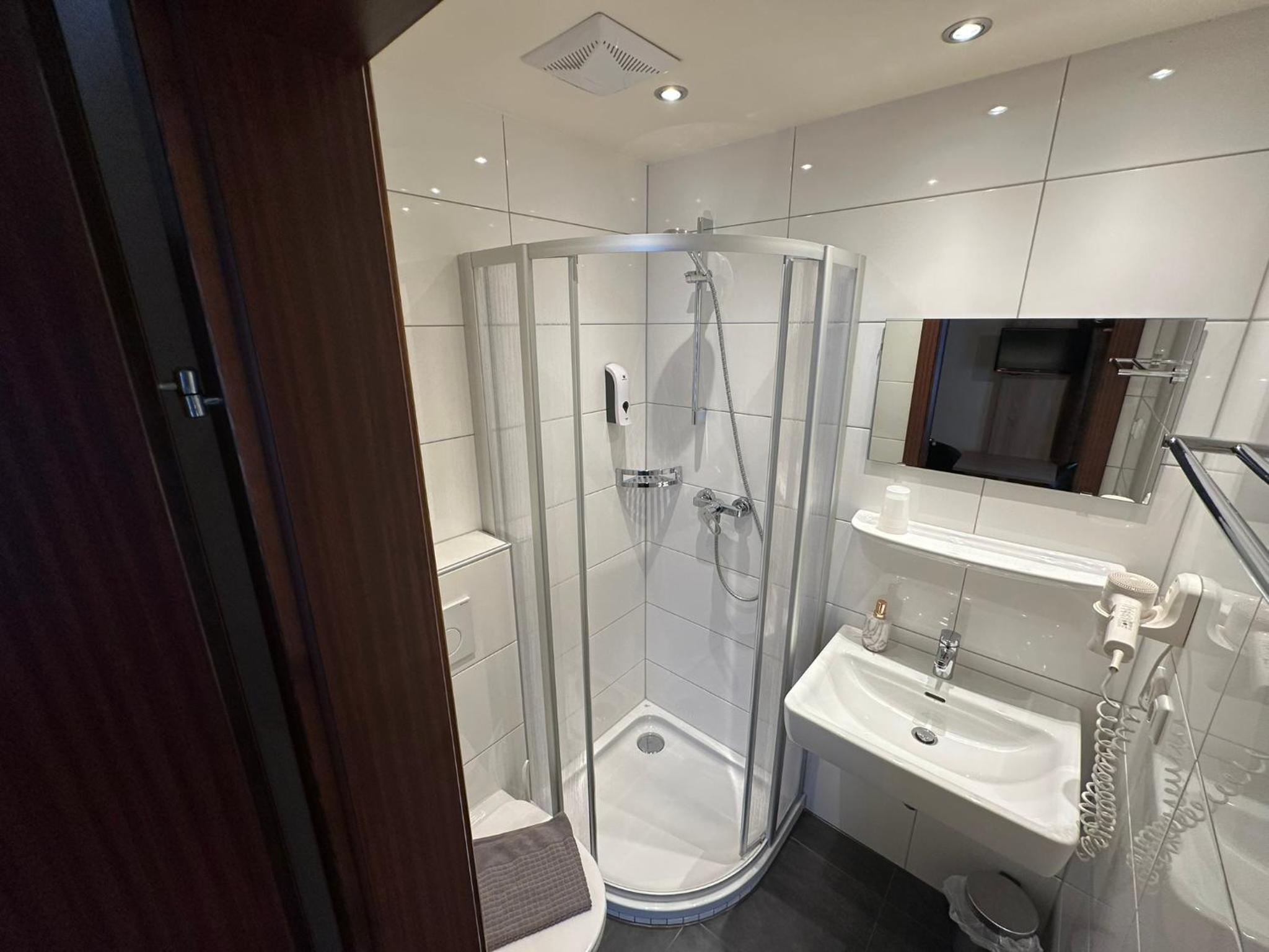 Standard Twin Room - Photo 2