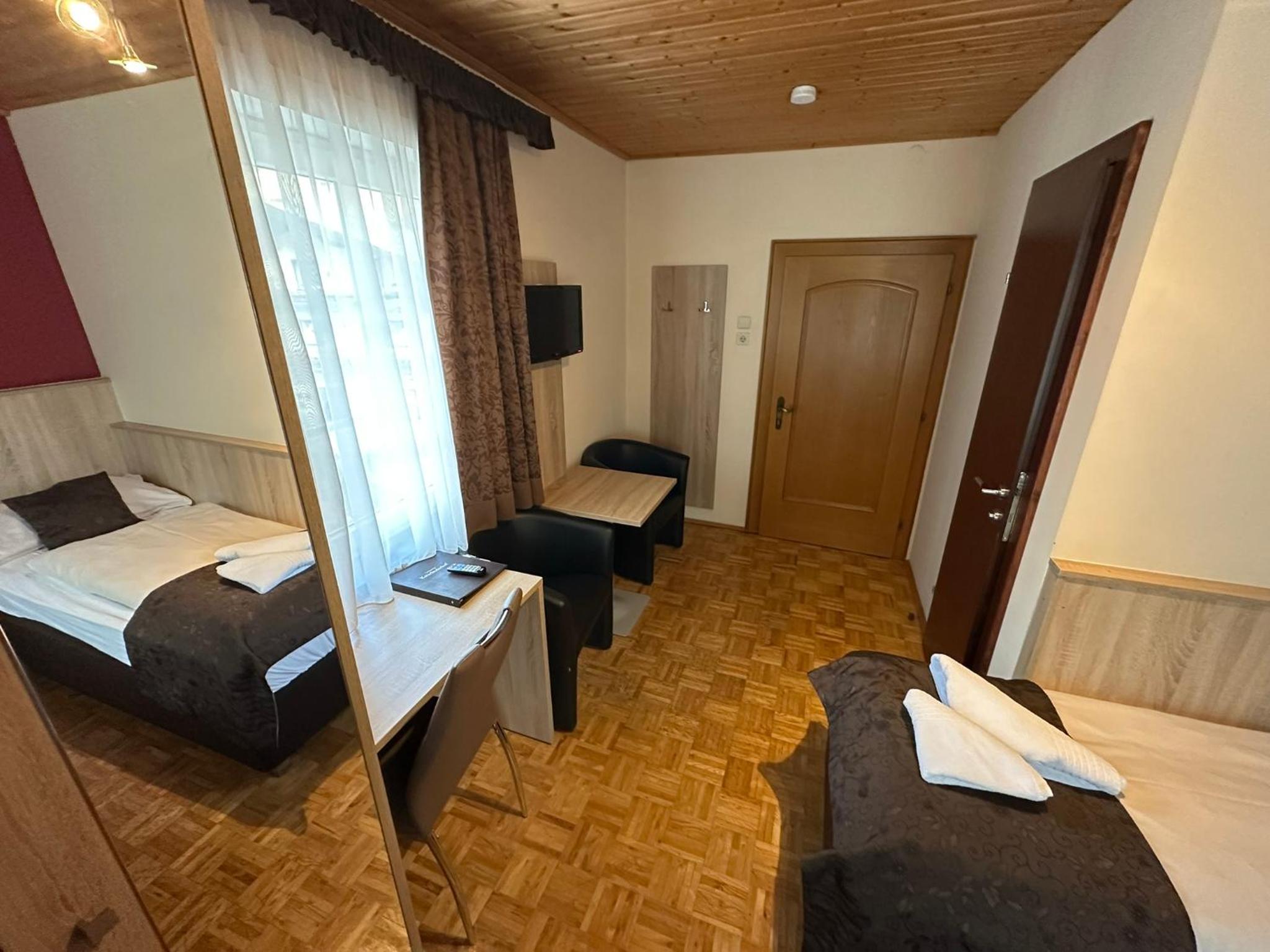 Standard Twin Room - Photo 7