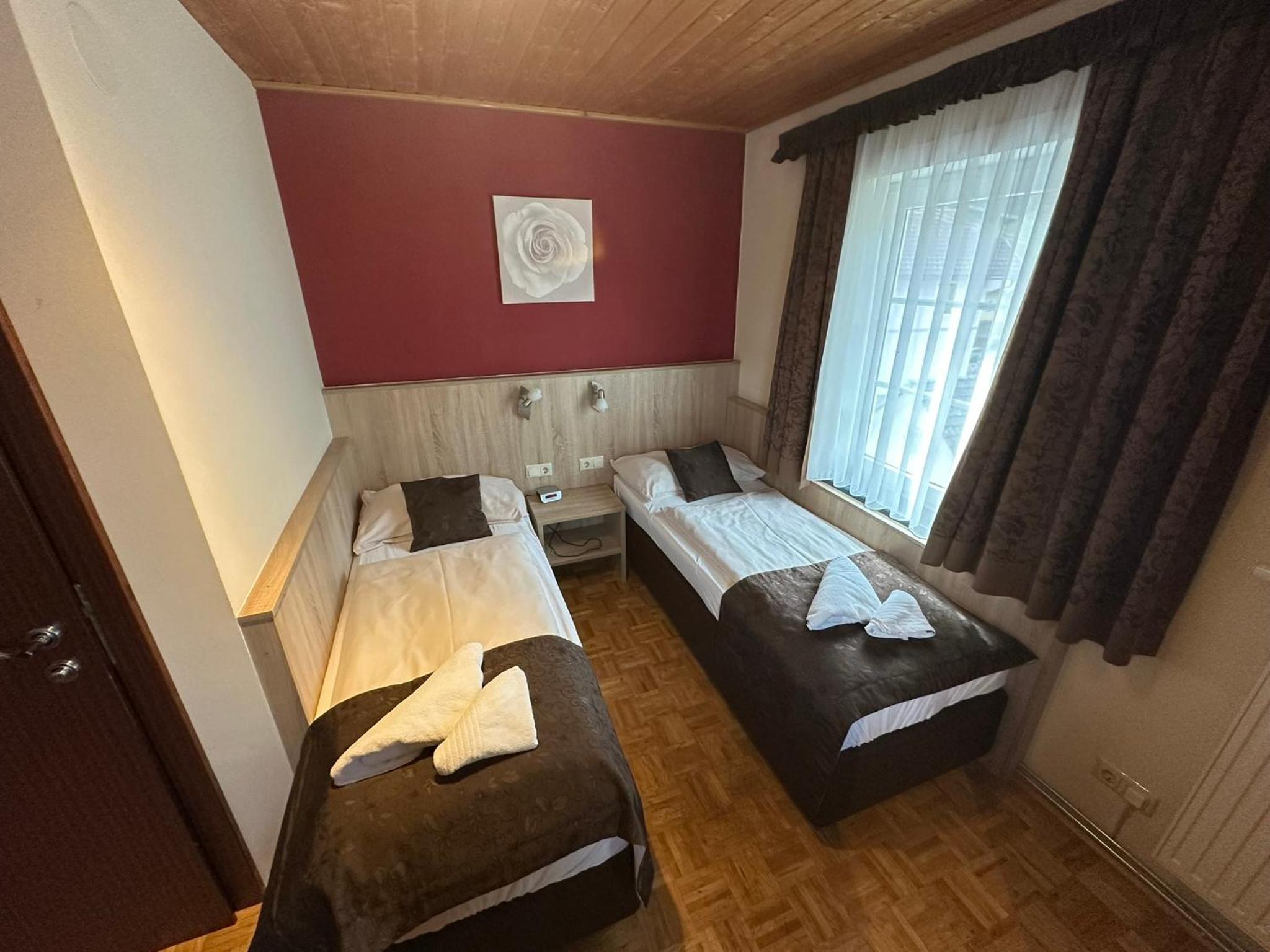 Standard Twin Room - Photo 3