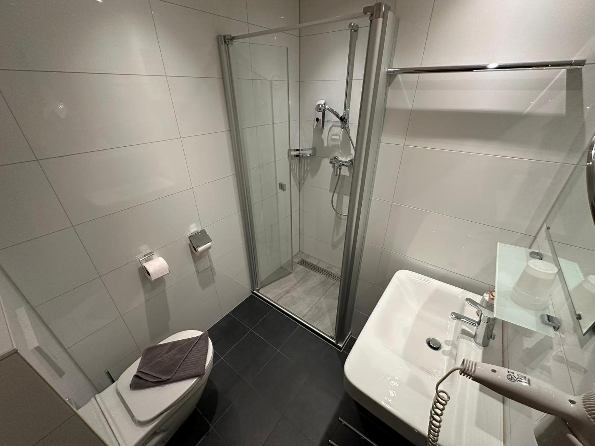 Standard Twin Room - Photo 6