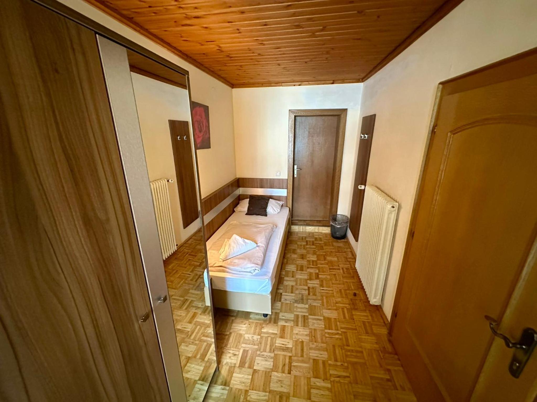 Standard Twin Room - Photo 4