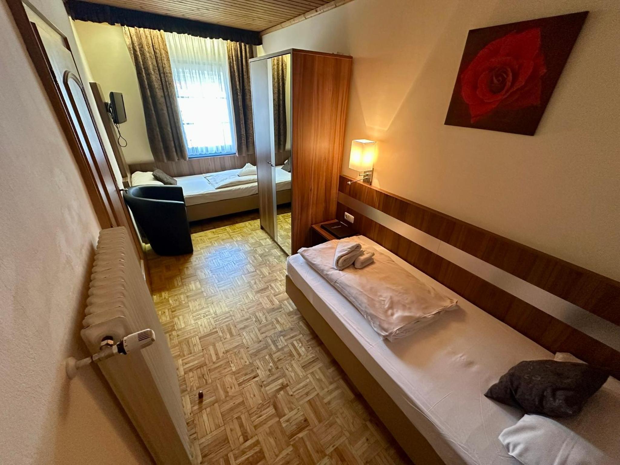 Standard Twin Room - Photo 5
