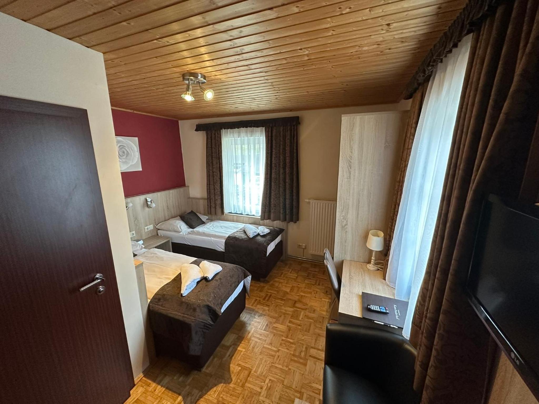 Standard Twin Room - Photo 1