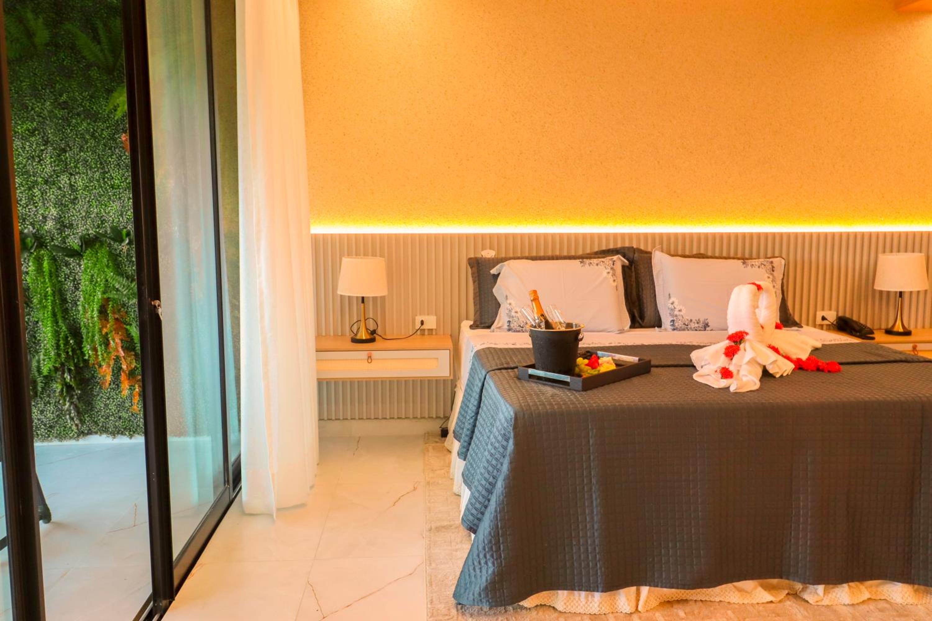 Deluxe Suite with Spa Bath