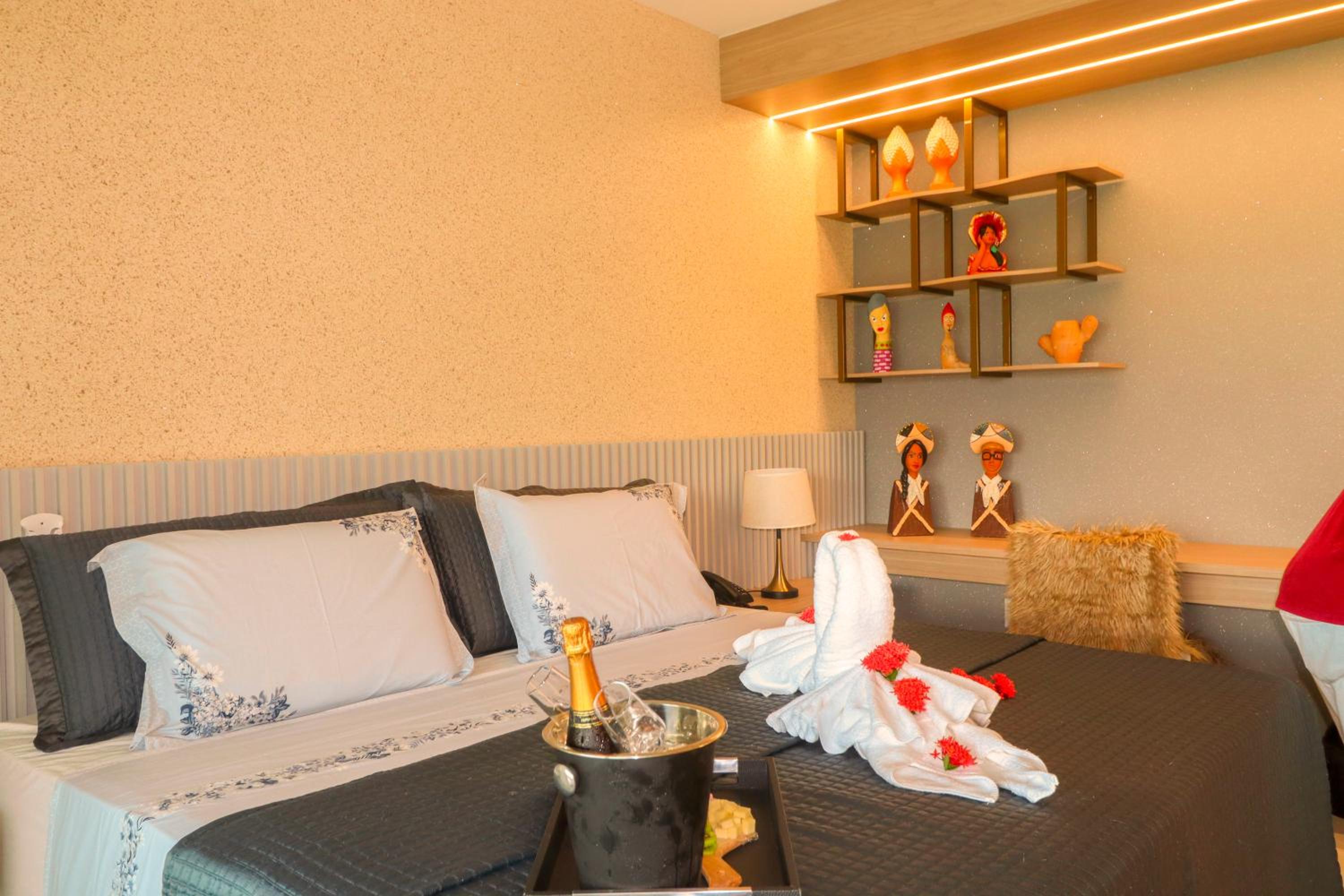 Deluxe Suite with Spa Bath photo 2