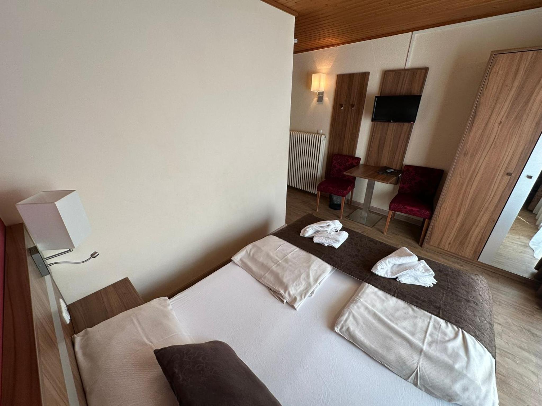 Double Room with Balcony - Photo 7