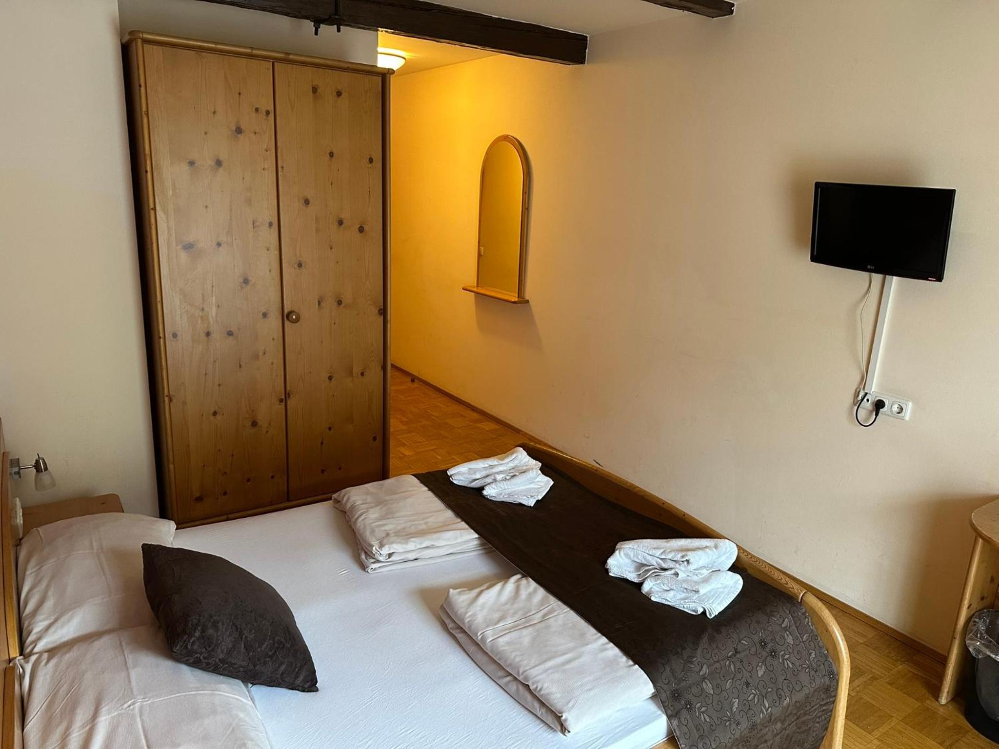 Double Room with Balcony - Photo 8