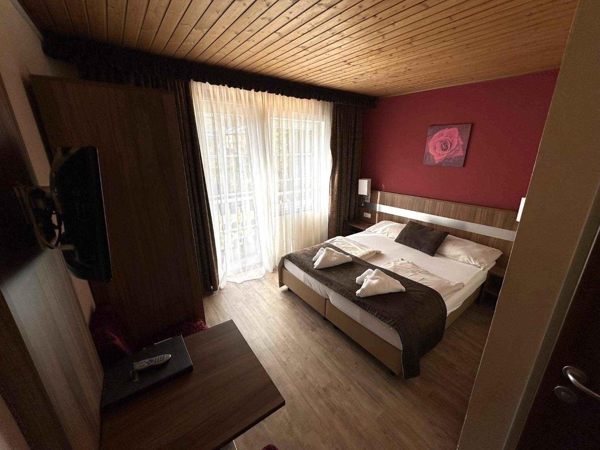 Double Room with Balcony - Photo 9