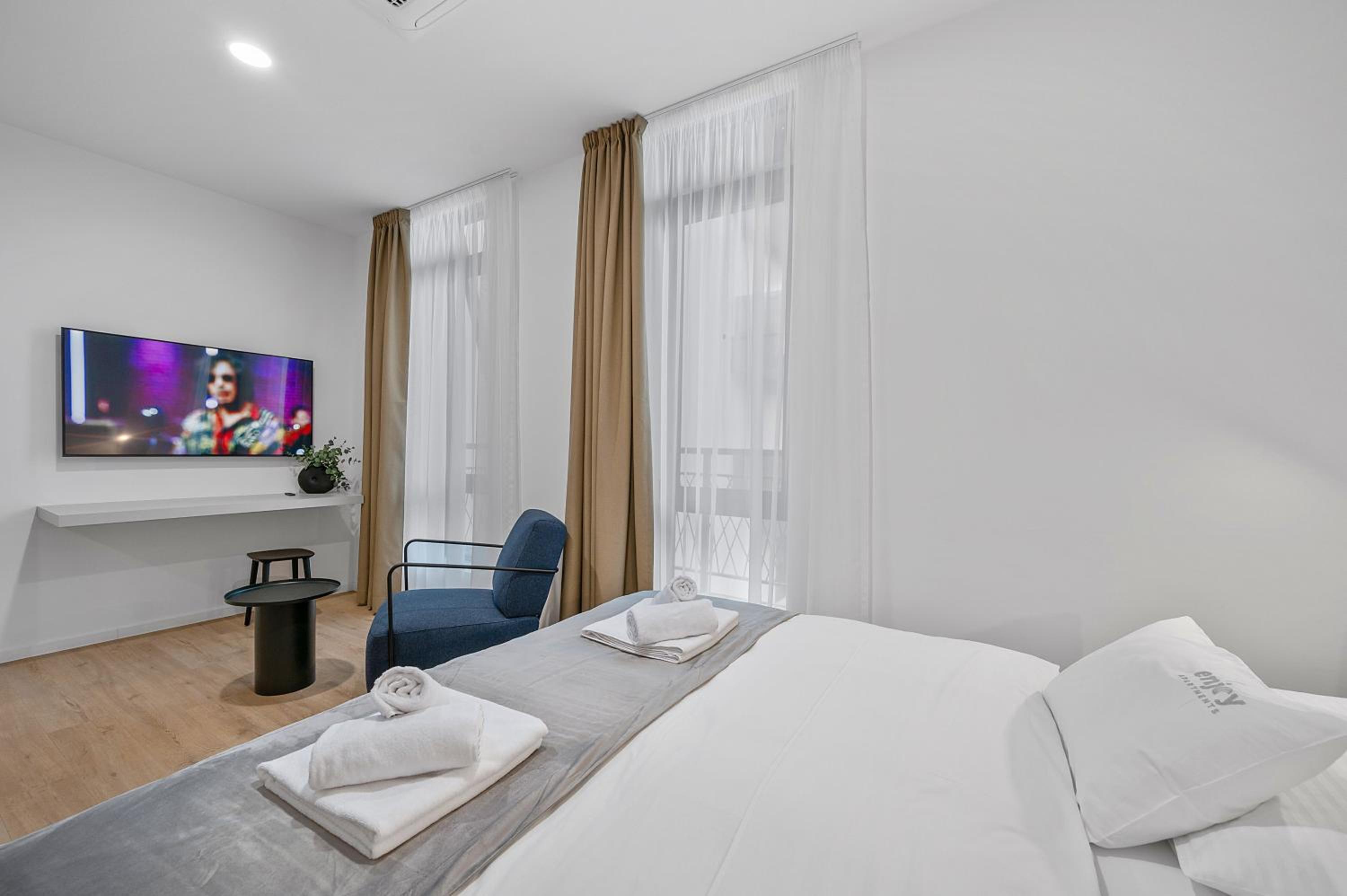 Deluxe King Suite photo 1
