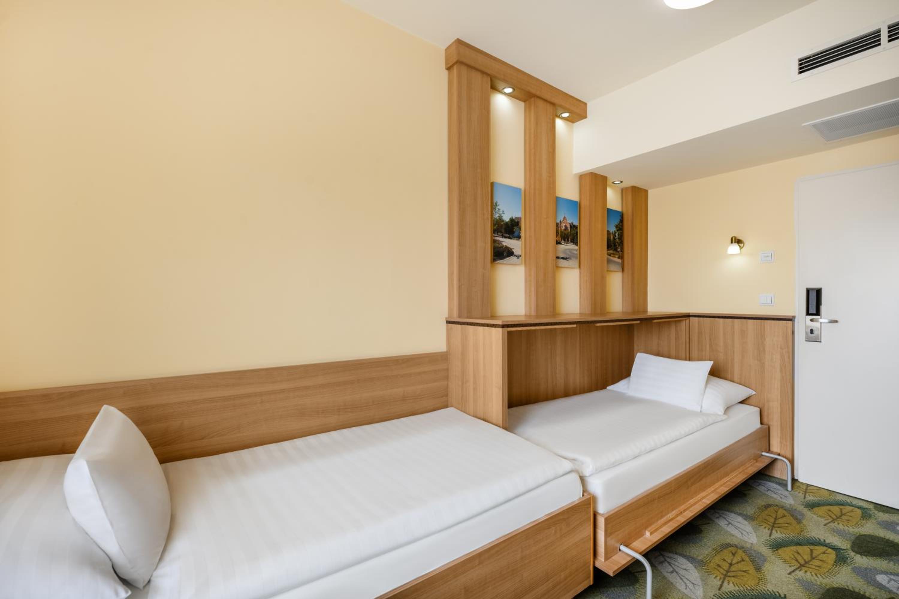 Small Twin Room - Photo 1