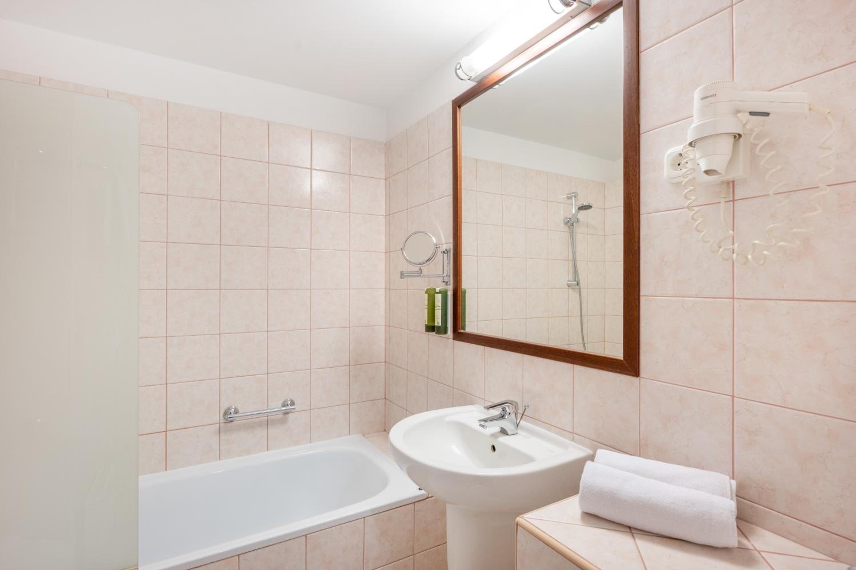 Superior Double or Twin Room - Photo 5