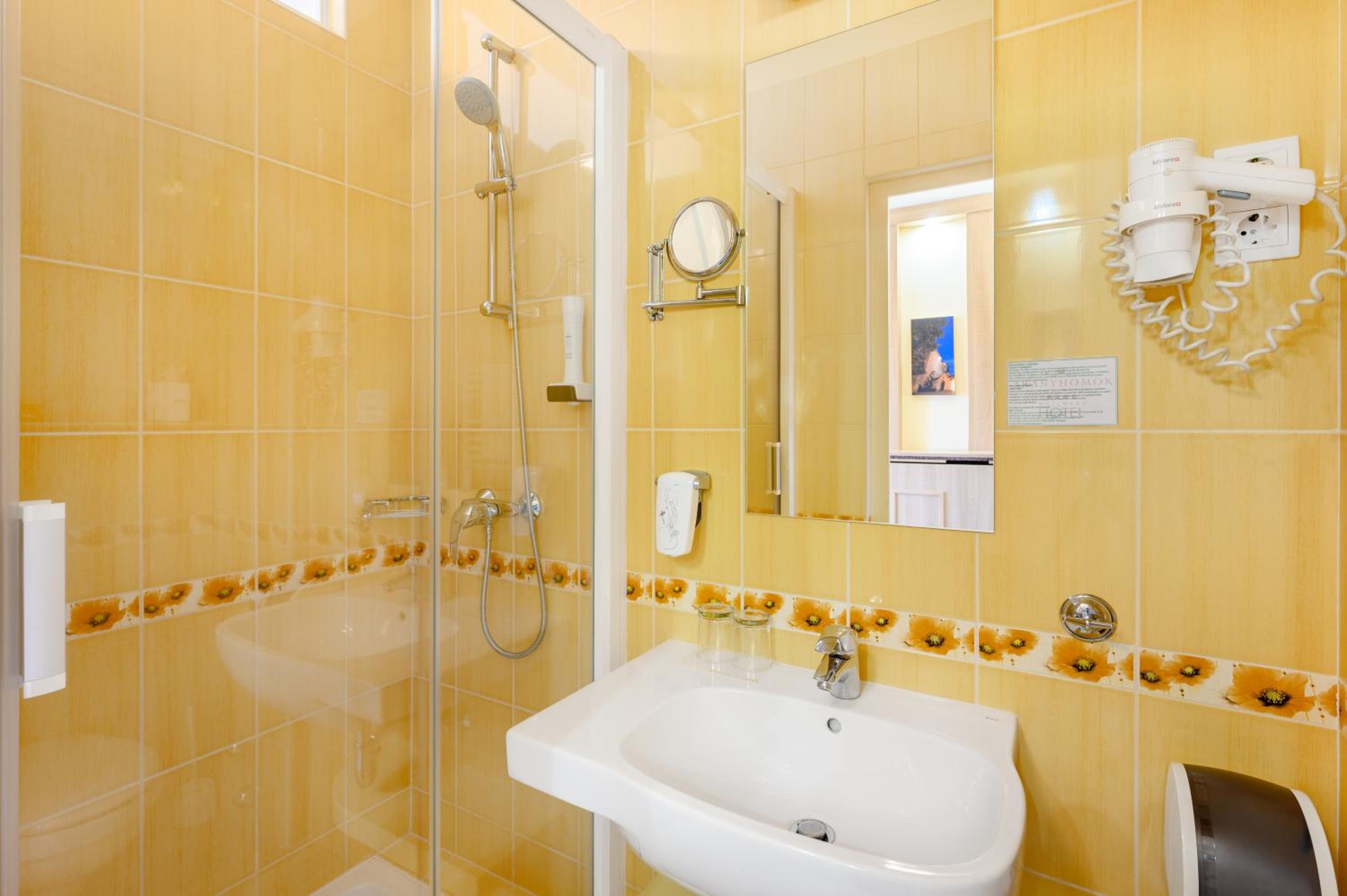 Small Twin Room - Photo 3