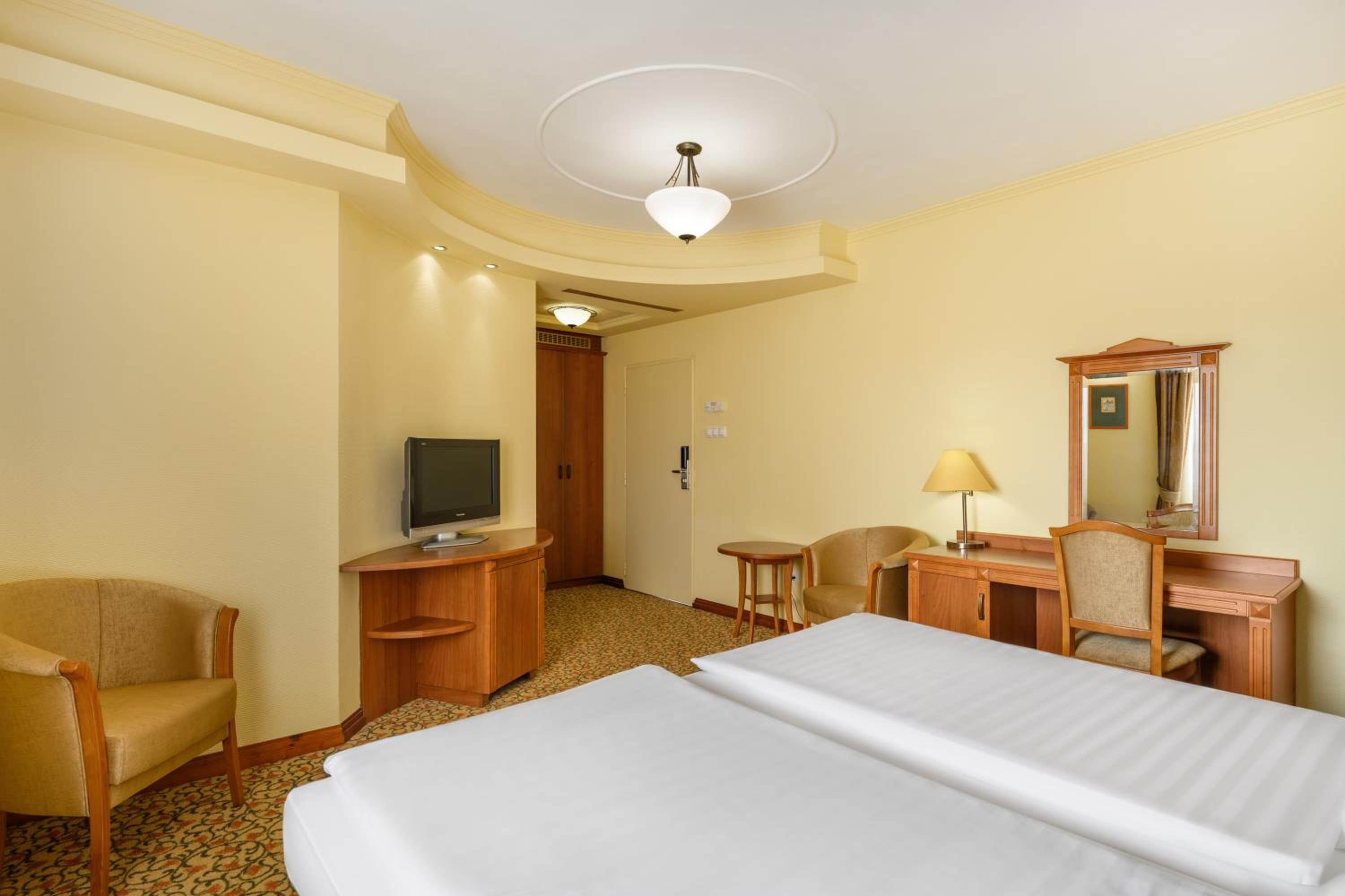 City Room - Photo 2