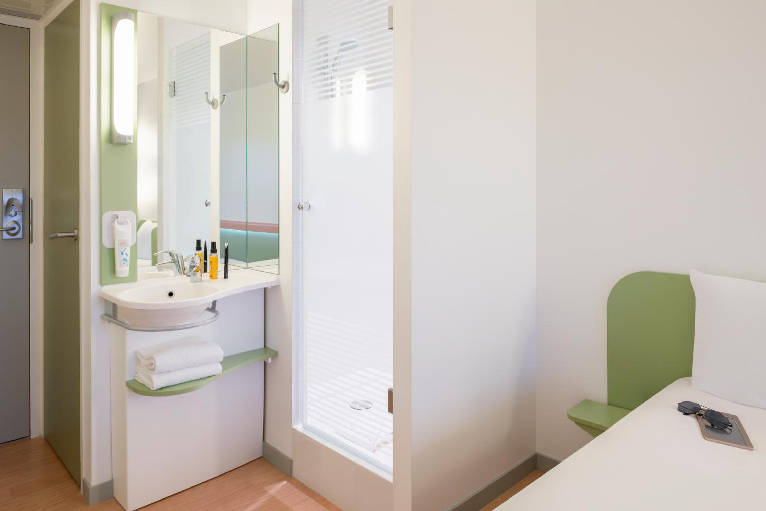 Standard Twin Room - Photo 4