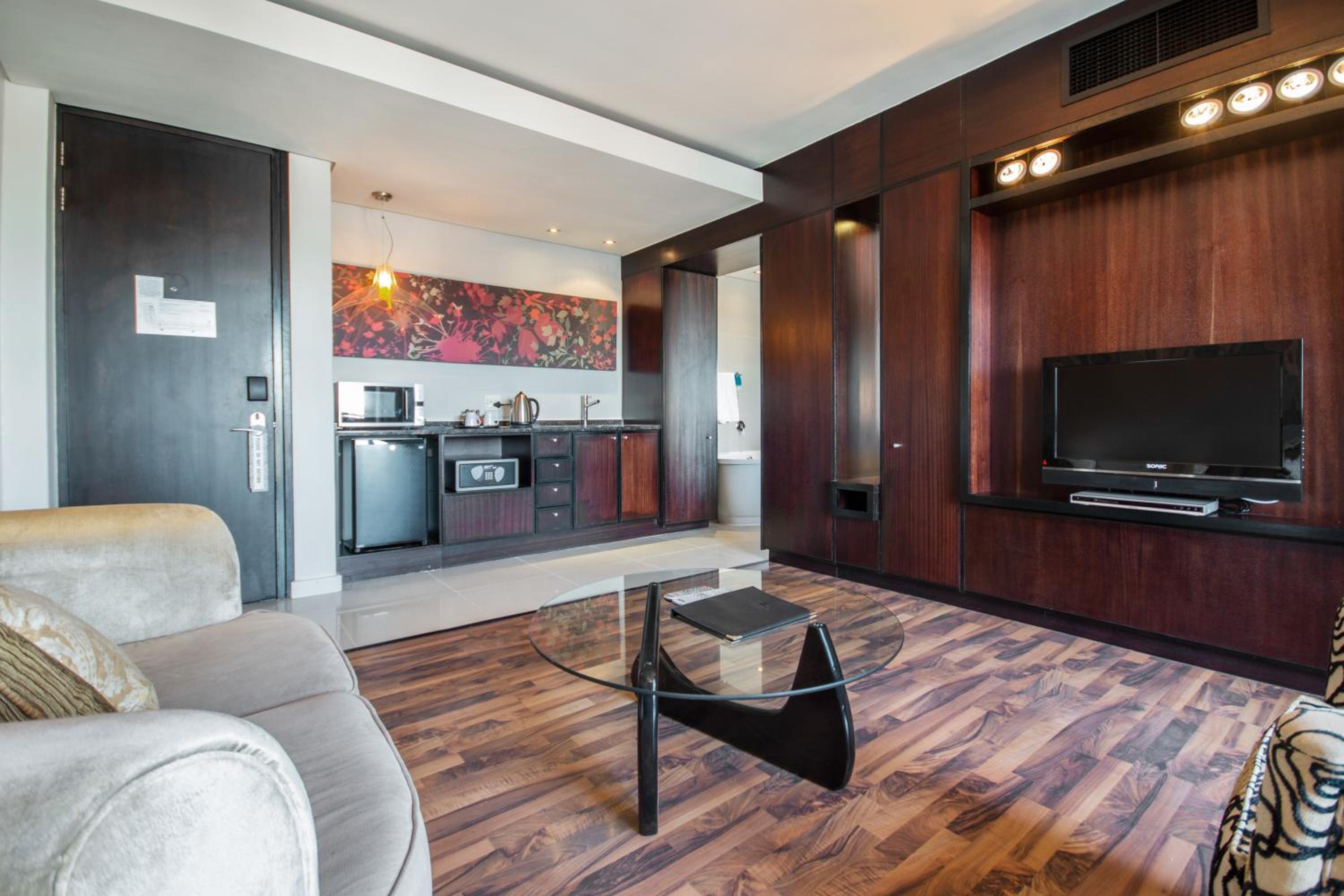 Suite with Balcony - Photo 3
