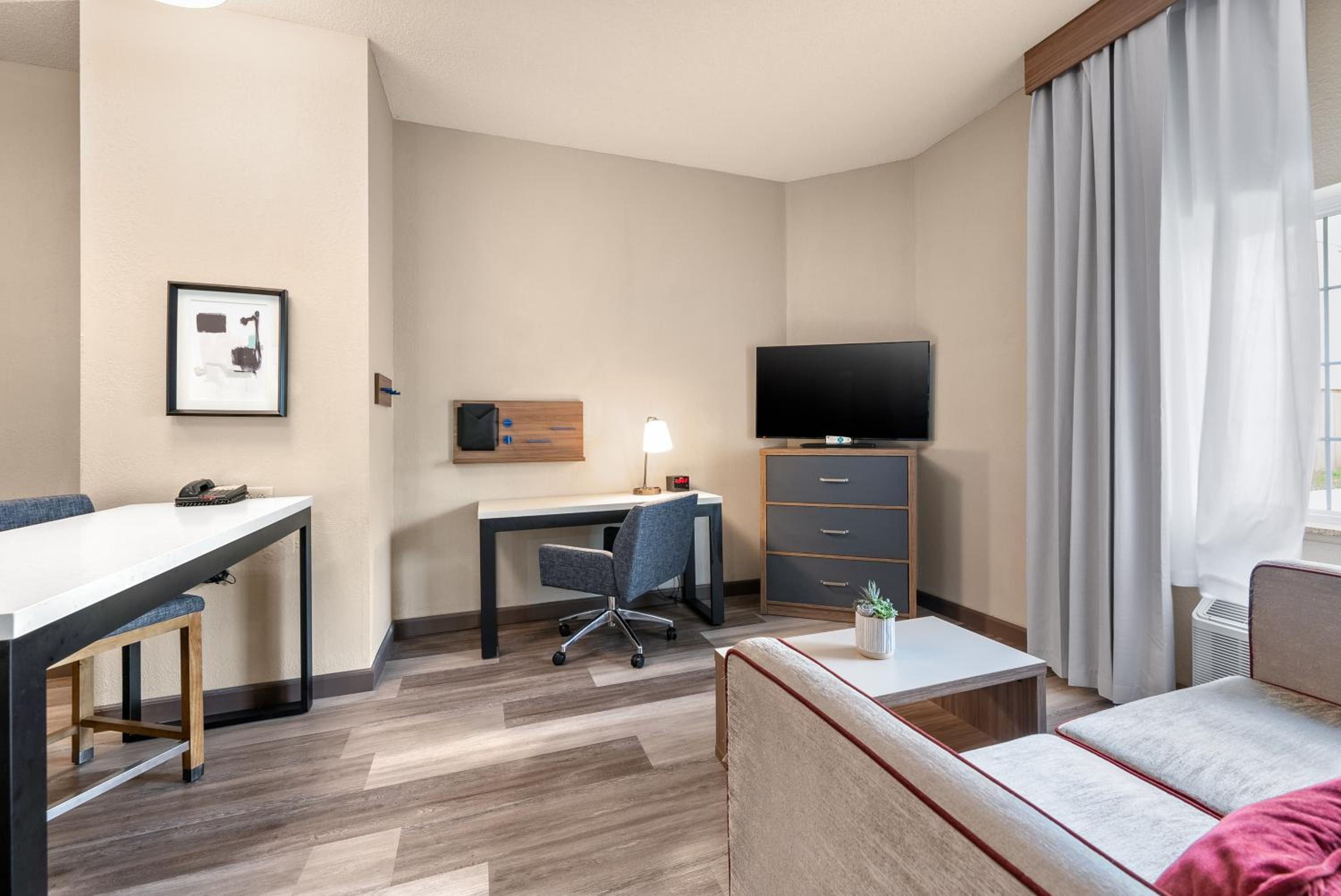 One-Bedroom Suite - Photo 1