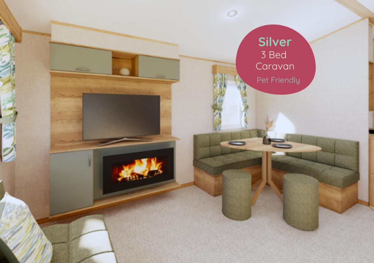 Silver 3 Bed Caravan Pet Friendly photo 2