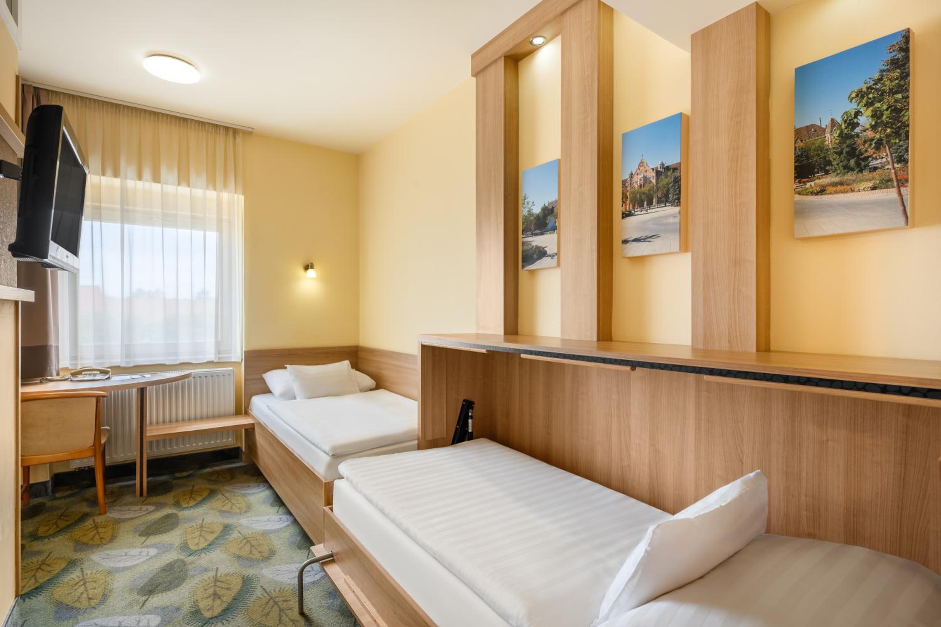 Small Twin Room - Photo 2