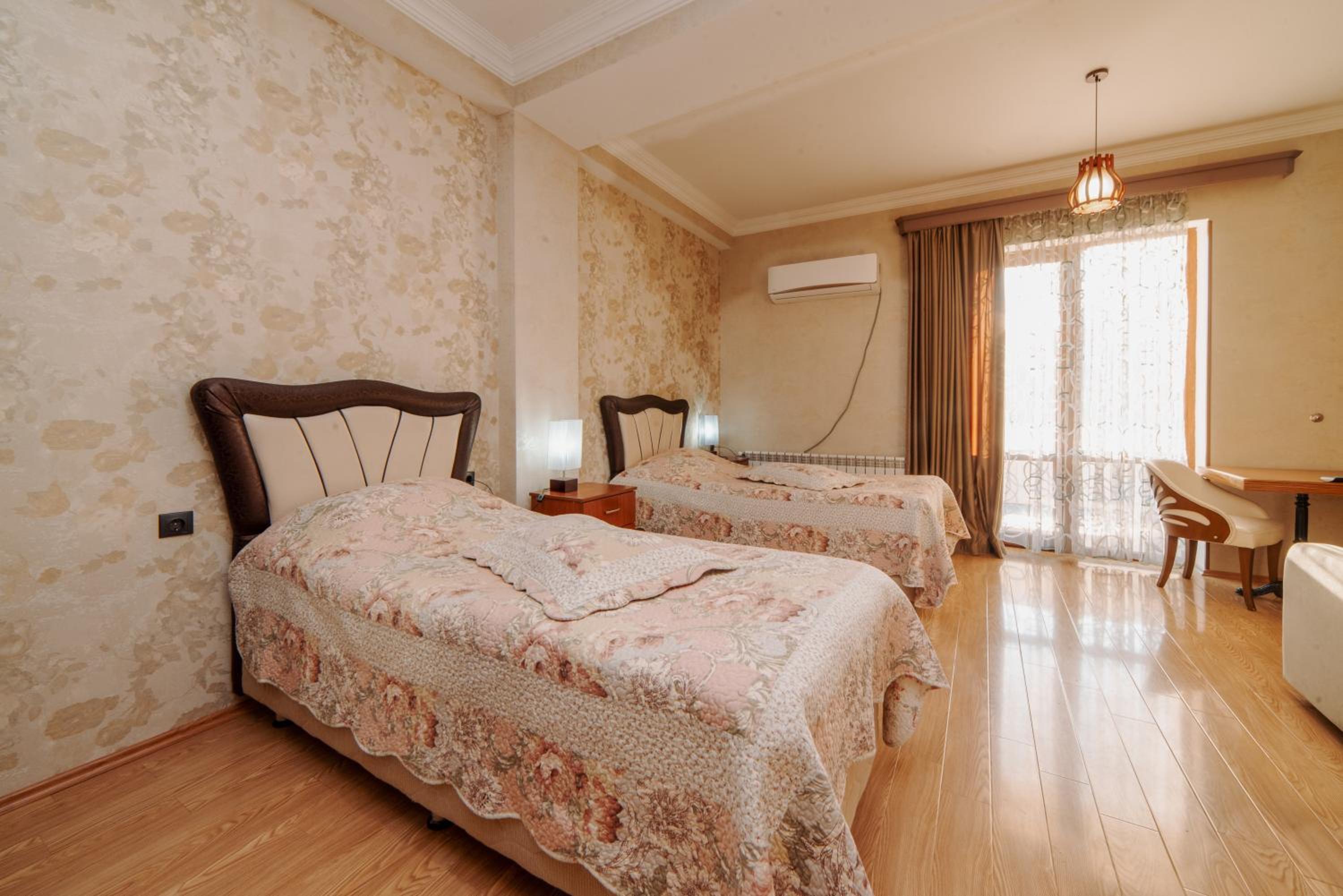 Standard Twin Room with Mountain View