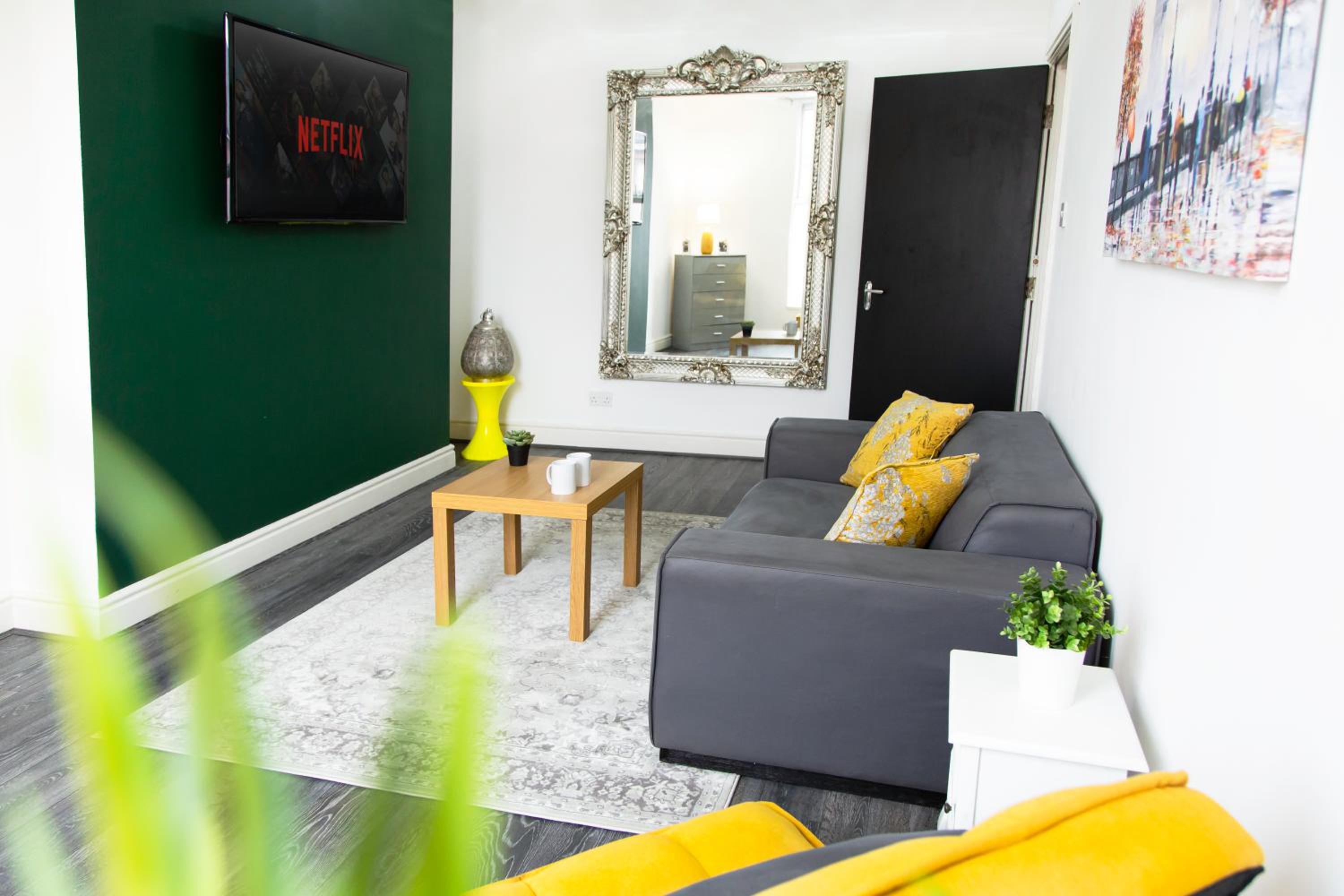 One-Bedroom Apartment photo 1