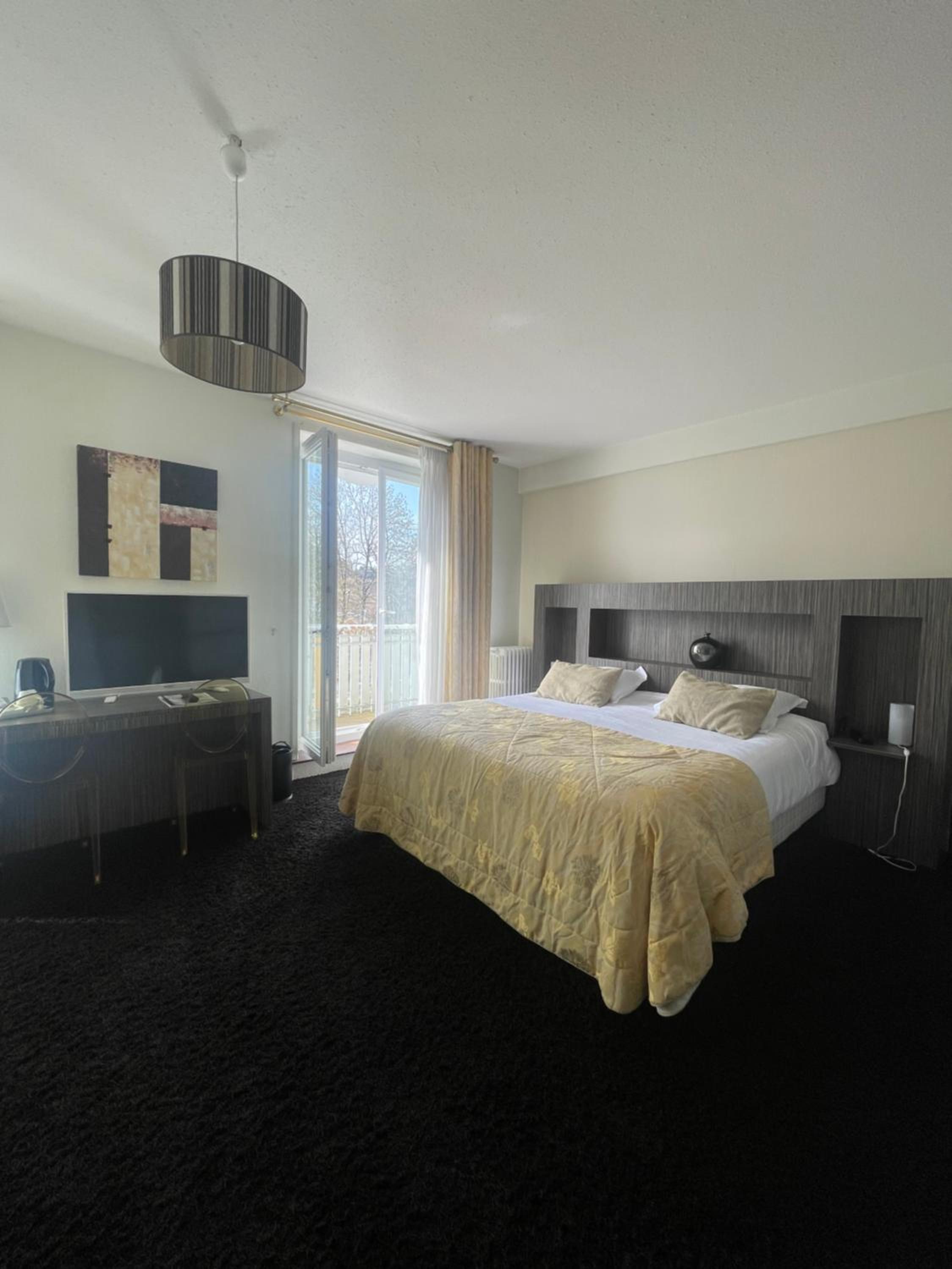 Deluxe Double Room with Balcony & lake view photo 3